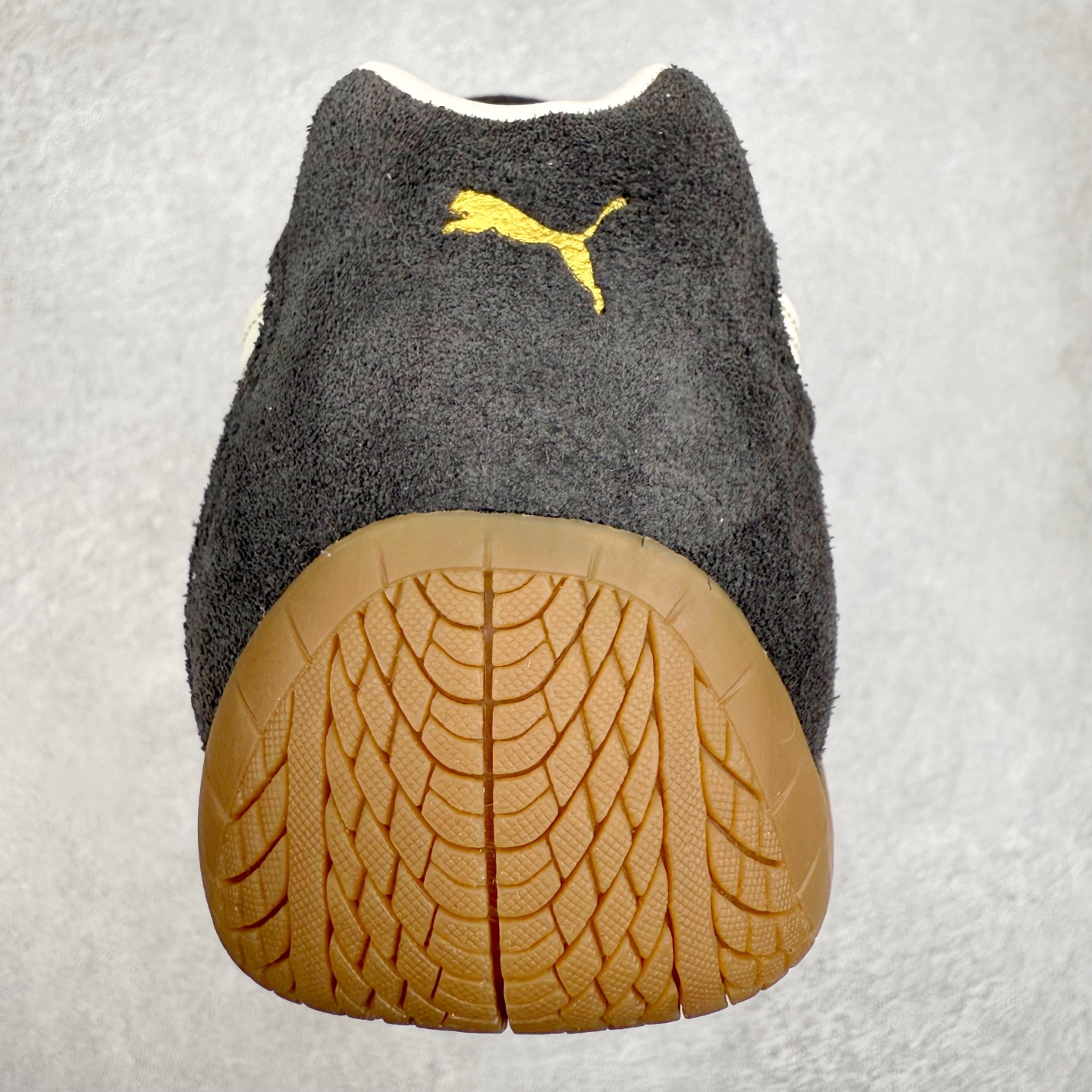 图片[8]-＃CS纯原 PUMA Speedca OG 彪马极速赛车系列低帮德训风拼接复古百搭休闲运动赛车鞋 鞋款从80、90年代赛车手所穿的防火赛车鞋为原型，鞋身线条模仿了赛车的流线廓形，体现了空气动力学原理的结构。简约流畅的外观，恰好又和贯穿其中的Formstrip Logo融合恰到好处，视觉上细节丰富且协调。本次Speedcat OG鞋款归来，最大看点自然式保留了窄版鞋型以及薄底构造。这两年各品牌鞋底越做越厚，Speedcat反其道而行之，上脚几乎无鞋底的效果带来耳目一新的视觉体验。鞋面依旧是以质感细腻的麂皮材质打造，并且大面积近乎全包裹的使用，复古味道也愈发浓烈。配色上更是将最原始的黑色和红色带回，向F1赛车队的标志性队服致敬。相信让各位一眼种草的更多是出挑的大红色，上脚即可瞬间点亮整体造型，在以球鞋为核心的OOTD中脱颖而出。而另一款黑色则是低调的万金油，彰显新潮个性的同时又不喧宾夺主，也是热爱简约系穿搭朋友的首选。 尺码：35.5 36 37 37.5 38 38.5 39 40 40.5 41 42 42.5 43 44 44.5 45-选品中心