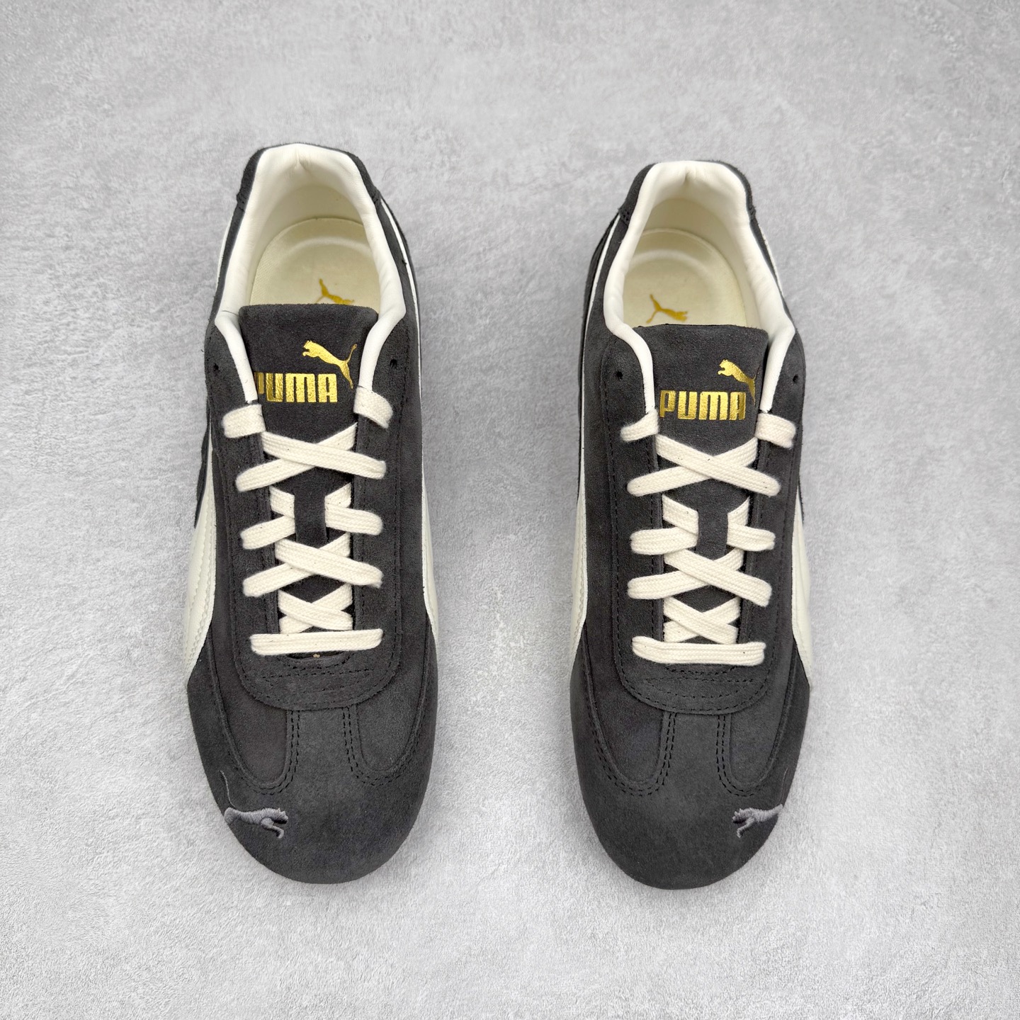 图片[2]-＃CS纯原 PUMA Speedca OG 彪马极速赛车系列低帮德训风拼接复古百搭休闲运动赛车鞋 鞋款从80、90年代赛车手所穿的防火赛车鞋为原型，鞋身线条模仿了赛车的流线廓形，体现了空气动力学原理的结构。简约流畅的外观，恰好又和贯穿其中的Formstrip Logo融合恰到好处，视觉上细节丰富且协调。本次Speedcat OG鞋款归来，最大看点自然式保留了窄版鞋型以及薄底构造。这两年各品牌鞋底越做越厚，Speedcat反其道而行之，上脚几乎无鞋底的效果带来耳目一新的视觉体验。鞋面依旧是以质感细腻的麂皮材质打造，并且大面积近乎全包裹的使用，复古味道也愈发浓烈。配色上更是将最原始的黑色和红色带回，向F1赛车队的标志性队服致敬。相信让各位一眼种草的更多是出挑的大红色，上脚即可瞬间点亮整体造型，在以球鞋为核心的OOTD中脱颖而出。而另一款黑色则是低调的万金油，彰显新潮个性的同时又不喧宾夺主，也是热爱简约系穿搭朋友的首选。 尺码：35.5 36 37 37.5 38 38.5 39 40 40.5 41 42 42.5 43 44 44.5 45-选品中心