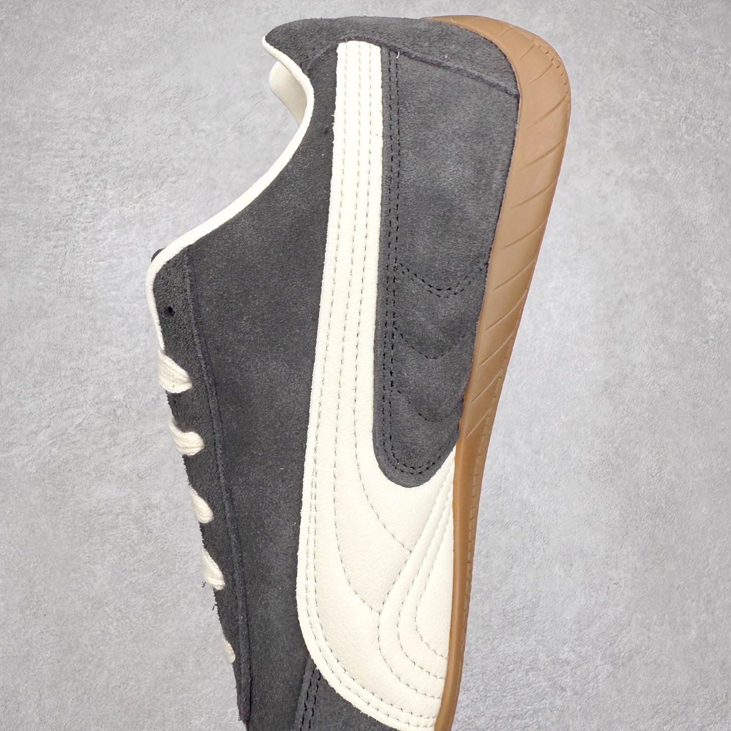 图片[7]-＃CS纯原 PUMA Speedca OG 彪马极速赛车系列低帮德训风拼接复古百搭休闲运动赛车鞋 鞋款从80、90年代赛车手所穿的防火赛车鞋为原型，鞋身线条模仿了赛车的流线廓形，体现了空气动力学原理的结构。简约流畅的外观，恰好又和贯穿其中的Formstrip Logo融合恰到好处，视觉上细节丰富且协调。本次Speedcat OG鞋款归来，最大看点自然式保留了窄版鞋型以及薄底构造。这两年各品牌鞋底越做越厚，Speedcat反其道而行之，上脚几乎无鞋底的效果带来耳目一新的视觉体验。鞋面依旧是以质感细腻的麂皮材质打造，并且大面积近乎全包裹的使用，复古味道也愈发浓烈。配色上更是将最原始的黑色和红色带回，向F1赛车队的标志性队服致敬。相信让各位一眼种草的更多是出挑的大红色，上脚即可瞬间点亮整体造型，在以球鞋为核心的OOTD中脱颖而出。而另一款黑色则是低调的万金油，彰显新潮个性的同时又不喧宾夺主，也是热爱简约系穿搭朋友的首选。 尺码：35.5 36 37 37.5 38 38.5 39 40 40.5 41 42 42.5 43 44 44.5 45-选品中心