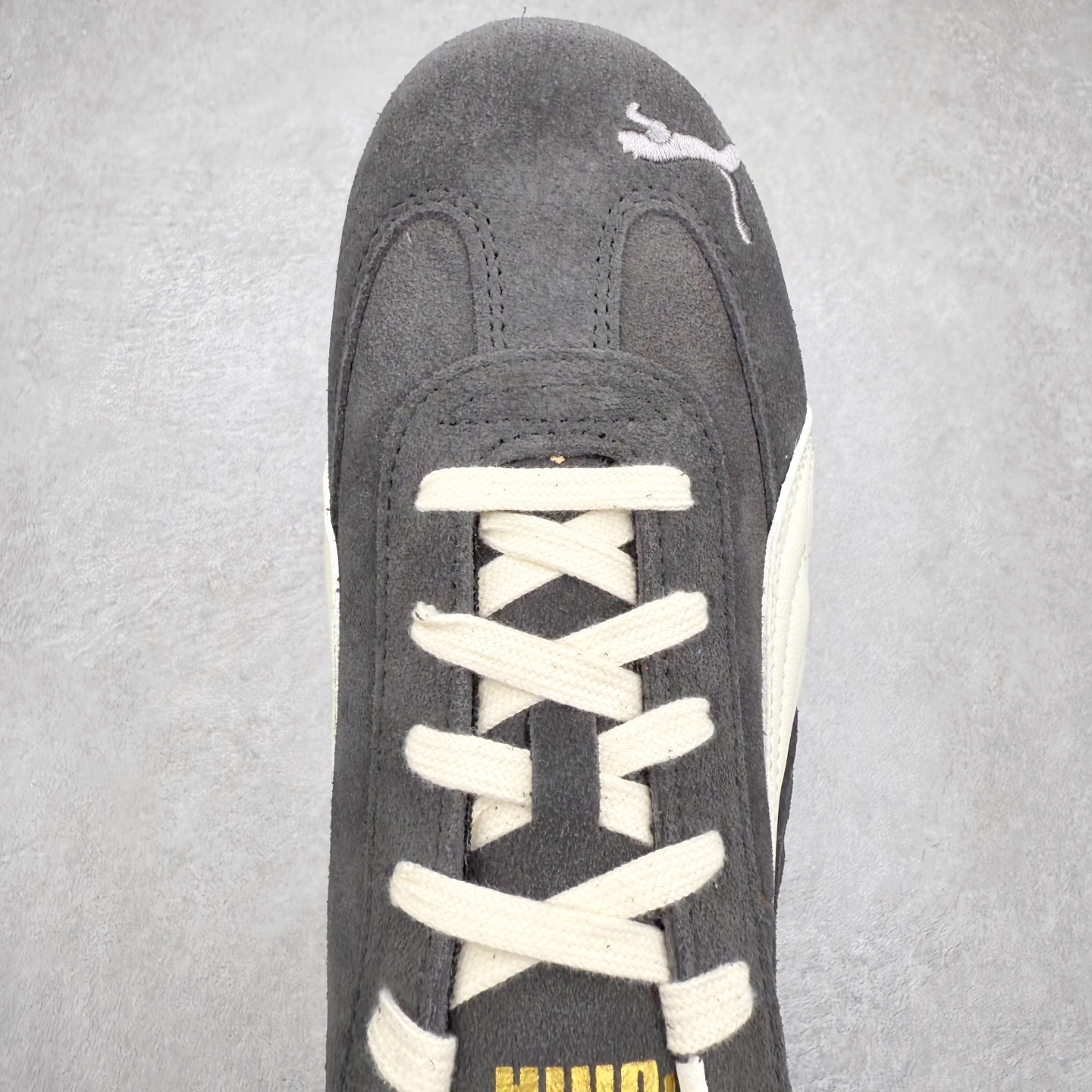 图片[4]-＃CS纯原 PUMA Speedca OG 彪马极速赛车系列低帮德训风拼接复古百搭休闲运动赛车鞋 鞋款从80、90年代赛车手所穿的防火赛车鞋为原型，鞋身线条模仿了赛车的流线廓形，体现了空气动力学原理的结构。简约流畅的外观，恰好又和贯穿其中的Formstrip Logo融合恰到好处，视觉上细节丰富且协调。本次Speedcat OG鞋款归来，最大看点自然式保留了窄版鞋型以及薄底构造。这两年各品牌鞋底越做越厚，Speedcat反其道而行之，上脚几乎无鞋底的效果带来耳目一新的视觉体验。鞋面依旧是以质感细腻的麂皮材质打造，并且大面积近乎全包裹的使用，复古味道也愈发浓烈。配色上更是将最原始的黑色和红色带回，向F1赛车队的标志性队服致敬。相信让各位一眼种草的更多是出挑的大红色，上脚即可瞬间点亮整体造型，在以球鞋为核心的OOTD中脱颖而出。而另一款黑色则是低调的万金油，彰显新潮个性的同时又不喧宾夺主，也是热爱简约系穿搭朋友的首选。 尺码：35.5 36 37 37.5 38 38.5 39 40 40.5 41 42 42.5 43 44 44.5 45-选品中心