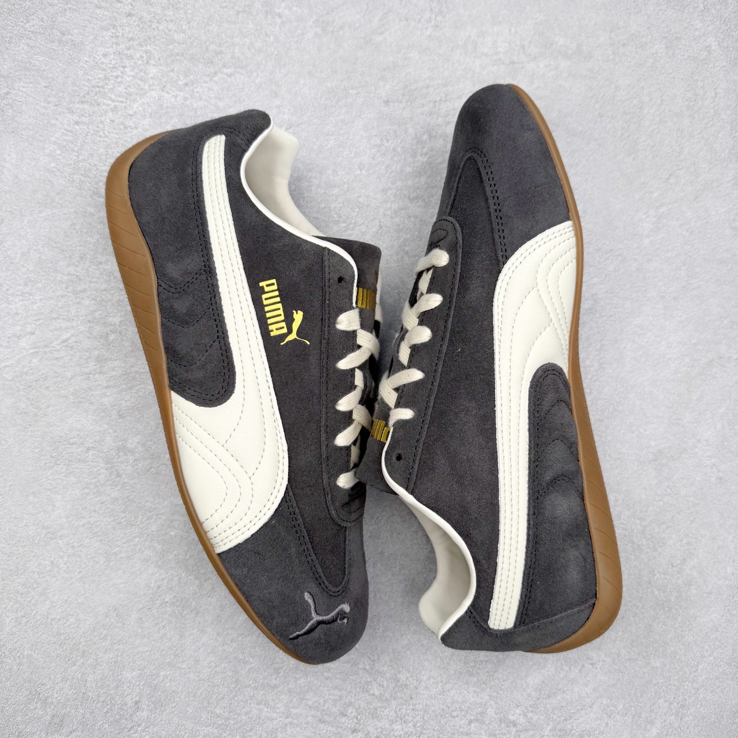 图片[3]-＃CS纯原 PUMA Speedca OG 彪马极速赛车系列低帮德训风拼接复古百搭休闲运动赛车鞋 鞋款从80、90年代赛车手所穿的防火赛车鞋为原型，鞋身线条模仿了赛车的流线廓形，体现了空气动力学原理的结构。简约流畅的外观，恰好又和贯穿其中的Formstrip Logo融合恰到好处，视觉上细节丰富且协调。本次Speedcat OG鞋款归来，最大看点自然式保留了窄版鞋型以及薄底构造。这两年各品牌鞋底越做越厚，Speedcat反其道而行之，上脚几乎无鞋底的效果带来耳目一新的视觉体验。鞋面依旧是以质感细腻的麂皮材质打造，并且大面积近乎全包裹的使用，复古味道也愈发浓烈。配色上更是将最原始的黑色和红色带回，向F1赛车队的标志性队服致敬。相信让各位一眼种草的更多是出挑的大红色，上脚即可瞬间点亮整体造型，在以球鞋为核心的OOTD中脱颖而出。而另一款黑色则是低调的万金油，彰显新潮个性的同时又不喧宾夺主，也是热爱简约系穿搭朋友的首选。 尺码：35.5 36 37 37.5 38 38.5 39 40 40.5 41 42 42.5 43 44 44.5 45-选品中心