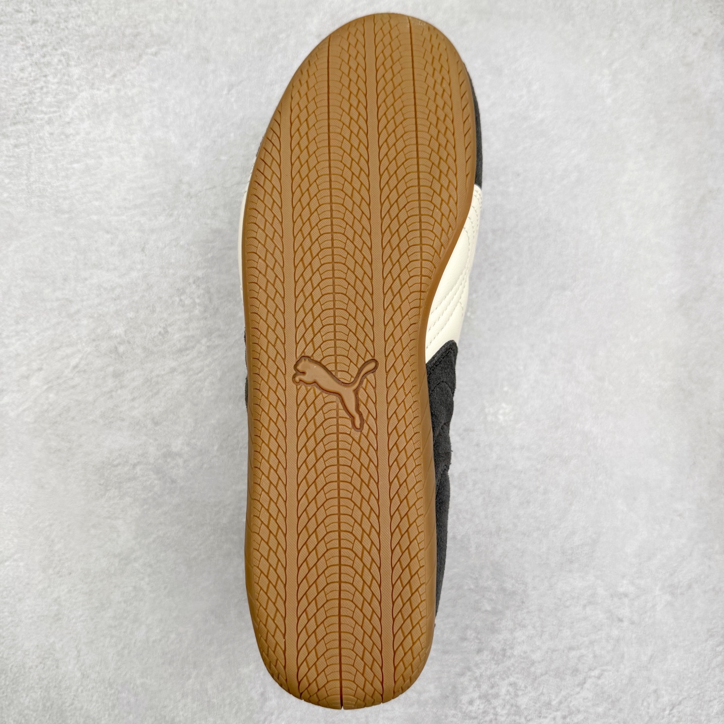 图片[9]-＃CS纯原 PUMA Speedca OG 彪马极速赛车系列低帮德训风拼接复古百搭休闲运动赛车鞋 鞋款从80、90年代赛车手所穿的防火赛车鞋为原型，鞋身线条模仿了赛车的流线廓形，体现了空气动力学原理的结构。简约流畅的外观，恰好又和贯穿其中的Formstrip Logo融合恰到好处，视觉上细节丰富且协调。本次Speedcat OG鞋款归来，最大看点自然式保留了窄版鞋型以及薄底构造。这两年各品牌鞋底越做越厚，Speedcat反其道而行之，上脚几乎无鞋底的效果带来耳目一新的视觉体验。鞋面依旧是以质感细腻的麂皮材质打造，并且大面积近乎全包裹的使用，复古味道也愈发浓烈。配色上更是将最原始的黑色和红色带回，向F1赛车队的标志性队服致敬。相信让各位一眼种草的更多是出挑的大红色，上脚即可瞬间点亮整体造型，在以球鞋为核心的OOTD中脱颖而出。而另一款黑色则是低调的万金油，彰显新潮个性的同时又不喧宾夺主，也是热爱简约系穿搭朋友的首选。 尺码：35.5 36 37 37.5 38 38.5 39 40 40.5 41 42 42.5 43 44 44.5 45-选品中心