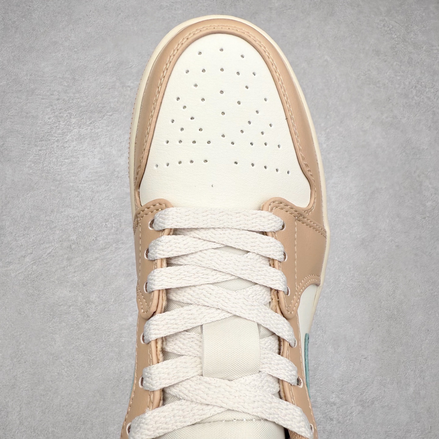 图片[4]-＃K版 Air Jordan AJ1 Low 低帮 DC0774-130 全新流水线出品 DT版本唯一平替选择 市场第二梯队最强版 全部原鞋开发 原楦原纸板开发 全鞋电脑针车 原厂内置全掌气垫 原盒内在原标 唯一Zp原版鞋带绑法 免检产品 全新2022版型 全头层皮料 完美零毛边处理 原厂配置全掌气垫 价格定位良心 几十个配色陆续出货 实拍调校N版已经零色差零失真 百分百还原实物色彩所见即所得 不存在货不对板色差等低级问题 选购参考实物拍摄 不混卖不参货 只用心做好货严格选品 承诺混一赔十 尺码：36 36.5 37.5 38 38.5 39 40 40.5 41 42 42.5 43 44 44.5 45-选品中心