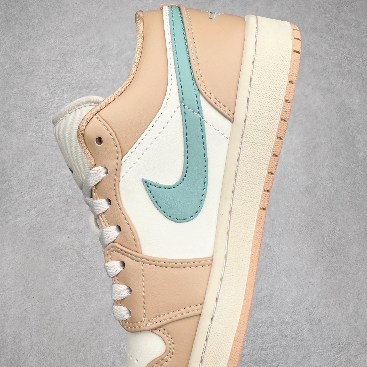 图片[7]-＃K版 Air Jordan AJ1 Low 低帮 DC0774-130 全新流水线出品 DT版本唯一平替选择 市场第二梯队最强版 全部原鞋开发 原楦原纸板开发 全鞋电脑针车 原厂内置全掌气垫 原盒内在原标 唯一Zp原版鞋带绑法 免检产品 全新2022版型 全头层皮料 完美零毛边处理 原厂配置全掌气垫 价格定位良心 几十个配色陆续出货 实拍调校N版已经零色差零失真 百分百还原实物色彩所见即所得 不存在货不对板色差等低级问题 选购参考实物拍摄 不混卖不参货 只用心做好货严格选品 承诺混一赔十 尺码：36 36.5 37.5 38 38.5 39 40 40.5 41 42 42.5 43 44 44.5 45-选品中心