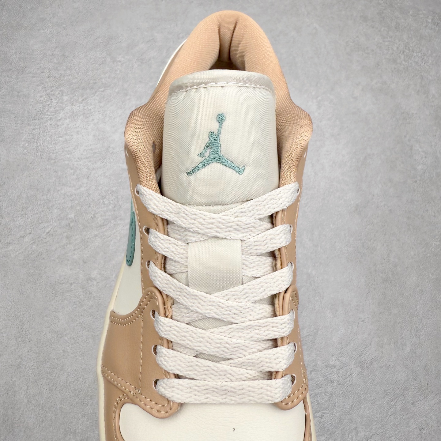 图片[5]-＃K版 Air Jordan AJ1 Low 低帮 DC0774-130 全新流水线出品 DT版本唯一平替选择 市场第二梯队最强版 全部原鞋开发 原楦原纸板开发 全鞋电脑针车 原厂内置全掌气垫 原盒内在原标 唯一Zp原版鞋带绑法 免检产品 全新2022版型 全头层皮料 完美零毛边处理 原厂配置全掌气垫 价格定位良心 几十个配色陆续出货 实拍调校N版已经零色差零失真 百分百还原实物色彩所见即所得 不存在货不对板色差等低级问题 选购参考实物拍摄 不混卖不参货 只用心做好货严格选品 承诺混一赔十 尺码：36 36.5 37.5 38 38.5 39 40 40.5 41 42 42.5 43 44 44.5 45-选品中心