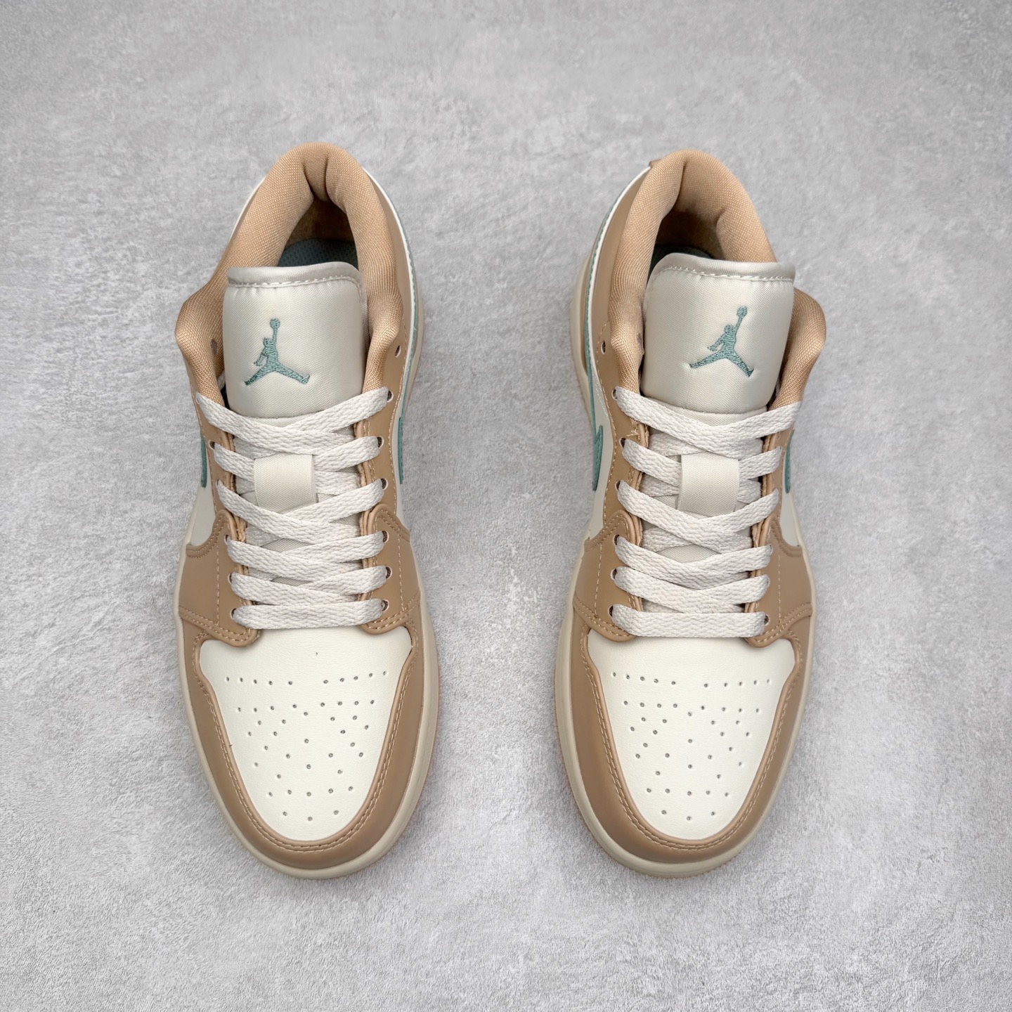 图片[2]-＃K版 Air Jordan AJ1 Low 低帮 DC0774-130 全新流水线出品 DT版本唯一平替选择 市场第二梯队最强版 全部原鞋开发 原楦原纸板开发 全鞋电脑针车 原厂内置全掌气垫 原盒内在原标 唯一Zp原版鞋带绑法 免检产品 全新2022版型 全头层皮料 完美零毛边处理 原厂配置全掌气垫 价格定位良心 几十个配色陆续出货 实拍调校N版已经零色差零失真 百分百还原实物色彩所见即所得 不存在货不对板色差等低级问题 选购参考实物拍摄 不混卖不参货 只用心做好货严格选品 承诺混一赔十 尺码：36 36.5 37.5 38 38.5 39 40 40.5 41 42 42.5 43 44 44.5 45-选品中心