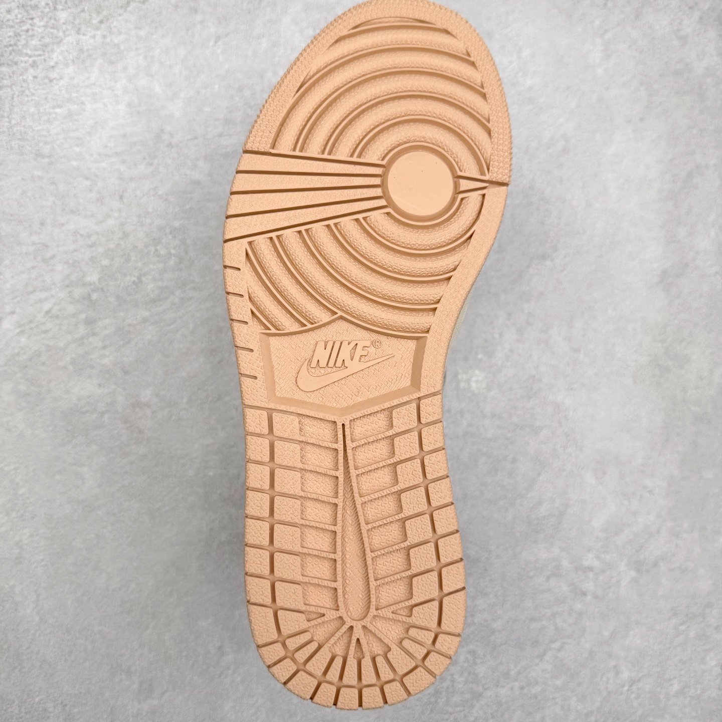 图片[9]-＃K版 Air Jordan AJ1 Low 低帮 DC0774-130 全新流水线出品 DT版本唯一平替选择 市场第二梯队最强版 全部原鞋开发 原楦原纸板开发 全鞋电脑针车 原厂内置全掌气垫 原盒内在原标 唯一Zp原版鞋带绑法 免检产品 全新2022版型 全头层皮料 完美零毛边处理 原厂配置全掌气垫 价格定位良心 几十个配色陆续出货 实拍调校N版已经零色差零失真 百分百还原实物色彩所见即所得 不存在货不对板色差等低级问题 选购参考实物拍摄 不混卖不参货 只用心做好货严格选品 承诺混一赔十 尺码：36 36.5 37.5 38 38.5 39 40 40.5 41 42 42.5 43 44 44.5 45-选品中心