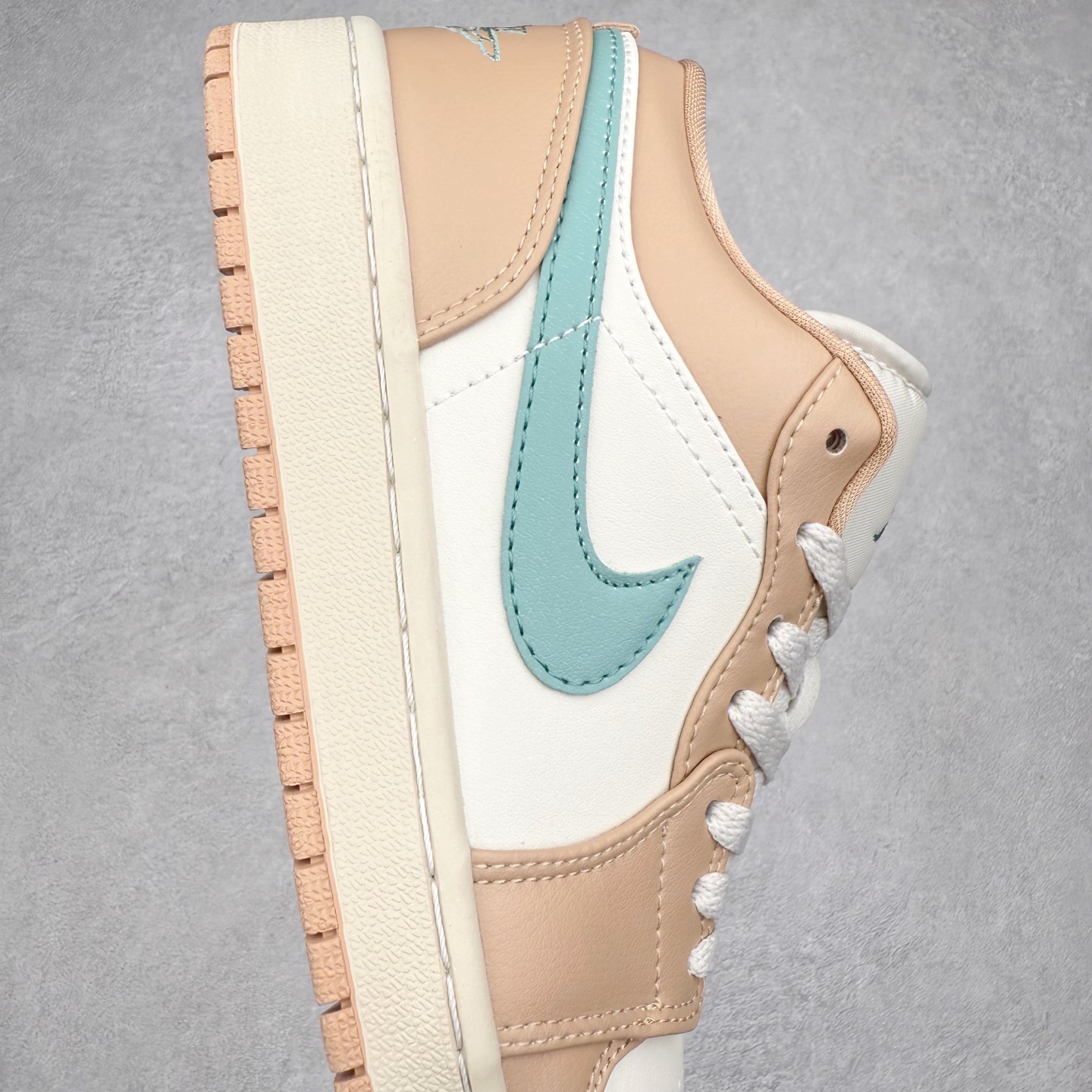 图片[6]-＃K版 Air Jordan AJ1 Low 低帮 DC0774-130 全新流水线出品 DT版本唯一平替选择 市场第二梯队最强版 全部原鞋开发 原楦原纸板开发 全鞋电脑针车 原厂内置全掌气垫 原盒内在原标 唯一Zp原版鞋带绑法 免检产品 全新2022版型 全头层皮料 完美零毛边处理 原厂配置全掌气垫 价格定位良心 几十个配色陆续出货 实拍调校N版已经零色差零失真 百分百还原实物色彩所见即所得 不存在货不对板色差等低级问题 选购参考实物拍摄 不混卖不参货 只用心做好货严格选品 承诺混一赔十 尺码：36 36.5 37.5 38 38.5 39 40 40.5 41 42 42.5 43 44 44.5 45-选品中心