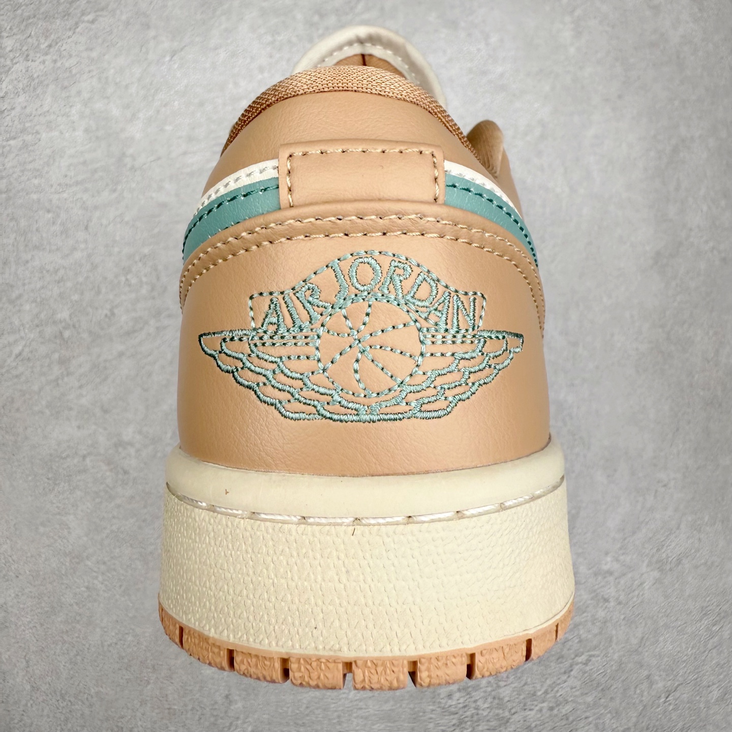 图片[8]-＃K版 Air Jordan AJ1 Low 低帮 DC0774-130 全新流水线出品 DT版本唯一平替选择 市场第二梯队最强版 全部原鞋开发 原楦原纸板开发 全鞋电脑针车 原厂内置全掌气垫 原盒内在原标 唯一Zp原版鞋带绑法 免检产品 全新2022版型 全头层皮料 完美零毛边处理 原厂配置全掌气垫 价格定位良心 几十个配色陆续出货 实拍调校N版已经零色差零失真 百分百还原实物色彩所见即所得 不存在货不对板色差等低级问题 选购参考实物拍摄 不混卖不参货 只用心做好货严格选品 承诺混一赔十 尺码：36 36.5 37.5 38 38.5 39 40 40.5 41 42 42.5 43 44 44.5 45-选品中心