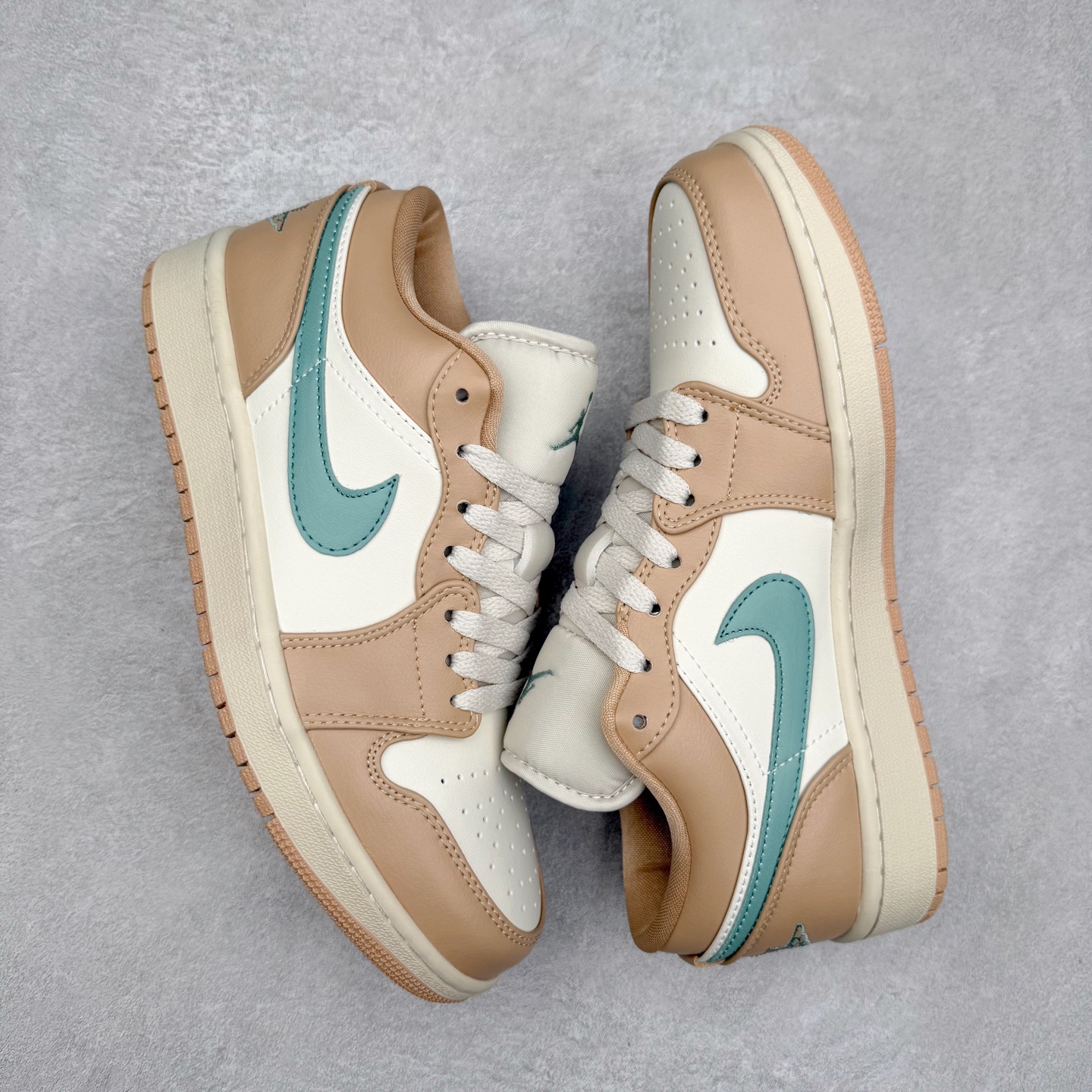 图片[3]-＃K版 Air Jordan AJ1 Low 低帮 DC0774-130 全新流水线出品 DT版本唯一平替选择 市场第二梯队最强版 全部原鞋开发 原楦原纸板开发 全鞋电脑针车 原厂内置全掌气垫 原盒内在原标 唯一Zp原版鞋带绑法 免检产品 全新2022版型 全头层皮料 完美零毛边处理 原厂配置全掌气垫 价格定位良心 几十个配色陆续出货 实拍调校N版已经零色差零失真 百分百还原实物色彩所见即所得 不存在货不对板色差等低级问题 选购参考实物拍摄 不混卖不参货 只用心做好货严格选品 承诺混一赔十 尺码：36 36.5 37.5 38 38.5 39 40 40.5 41 42 42.5 43 44 44.5 45-选品中心