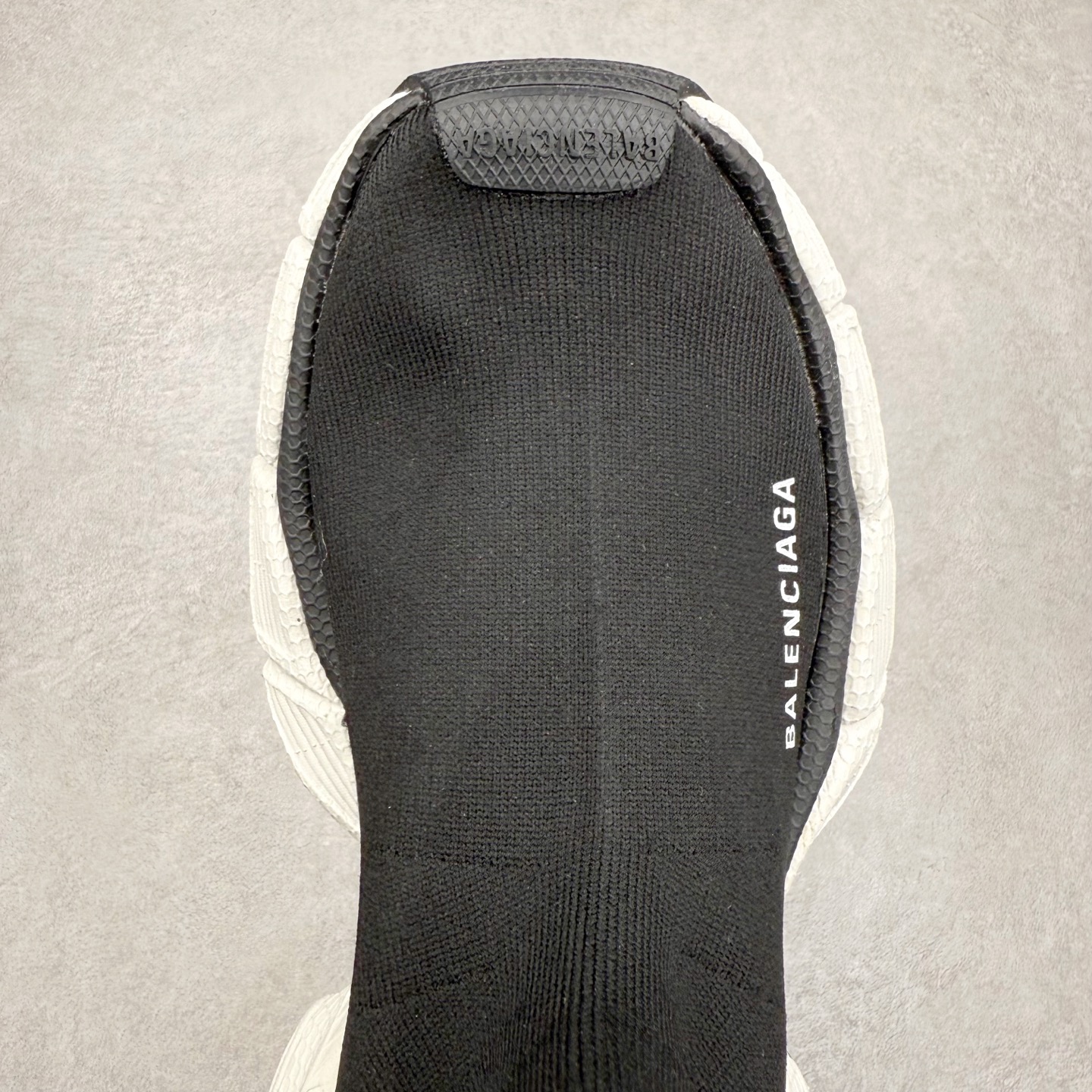 图片[4]-＃福利特价 BALENCIAGA 3XL 巴黎世家袜子鞋复古休闲运动鞋 推出探索时尚界对于原创与挪用的概念、以全新系列致敬传承与经典 以标志性Balenciaga廓形和抽象大底 碰撞出诙谐又和谐的新创意 配套套现全码福利开炸 长期补货价格一步到位 市场中端王者 欢迎对比 实力大厂成熟流水线出品 品控完美 免检产品 新配色陆续开发 全套原纸板楦头开发 完美版型 鞋头边缘和后帮徽标 鞋面和后跟凸印尺码 鞋舌 3XL 橡胶品牌标识和反光细节 鞋帮拉袢和鞋舌拉祥 配反光细节 备用鞋带在鞋履前侧 可在穿着前取下 便于不同造型搭配 注意运费超重 偏大一码 尺码：35 36 37 38 39 40 41 42 43 44 45 46-选品中心