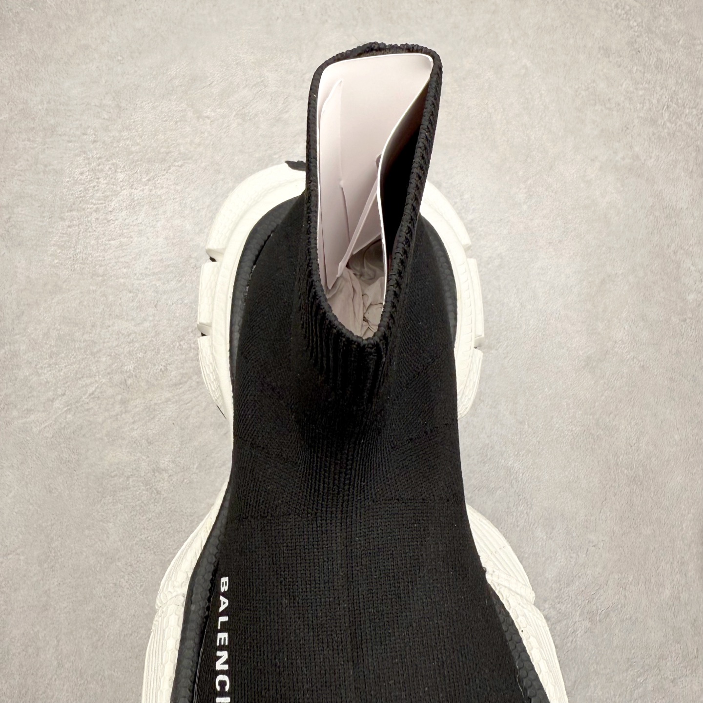 图片[5]-＃福利特价 BALENCIAGA 3XL 巴黎世家袜子鞋复古休闲运动鞋 推出探索时尚界对于原创与挪用的概念、以全新系列致敬传承与经典 以标志性Balenciaga廓形和抽象大底 碰撞出诙谐又和谐的新创意 配套套现全码福利开炸 长期补货价格一步到位 市场中端王者 欢迎对比 实力大厂成熟流水线出品 品控完美 免检产品 新配色陆续开发 全套原纸板楦头开发 完美版型 鞋头边缘和后帮徽标 鞋面和后跟凸印尺码 鞋舌 3XL 橡胶品牌标识和反光细节 鞋帮拉袢和鞋舌拉祥 配反光细节 备用鞋带在鞋履前侧 可在穿着前取下 便于不同造型搭配 注意运费超重 偏大一码 尺码：35 36 37 38 39 40 41 42 43 44 45 46-选品中心