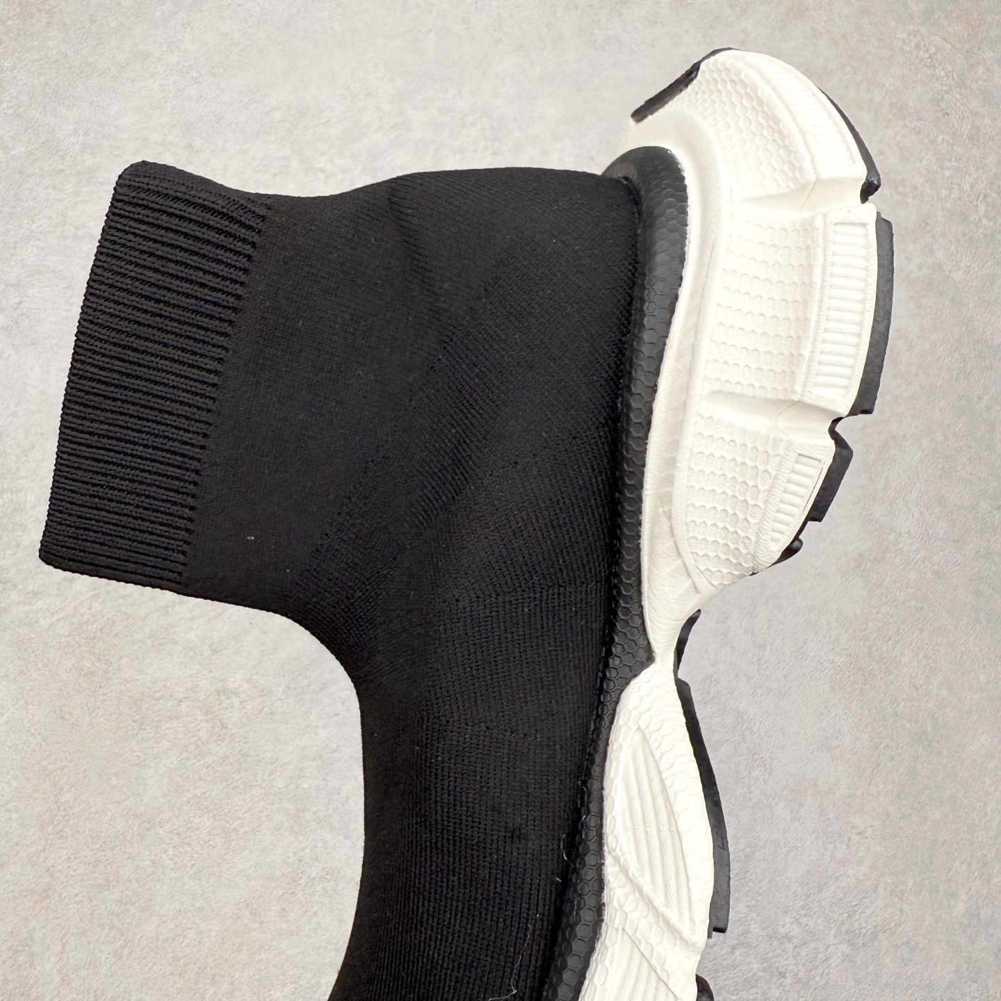 图片[7]-＃福利特价 BALENCIAGA 3XL 巴黎世家袜子鞋复古休闲运动鞋 推出探索时尚界对于原创与挪用的概念、以全新系列致敬传承与经典 以标志性Balenciaga廓形和抽象大底 碰撞出诙谐又和谐的新创意 配套套现全码福利开炸 长期补货价格一步到位 市场中端王者 欢迎对比 实力大厂成熟流水线出品 品控完美 免检产品 新配色陆续开发 全套原纸板楦头开发 完美版型 鞋头边缘和后帮徽标 鞋面和后跟凸印尺码 鞋舌 3XL 橡胶品牌标识和反光细节 鞋帮拉袢和鞋舌拉祥 配反光细节 备用鞋带在鞋履前侧 可在穿着前取下 便于不同造型搭配 注意运费超重 偏大一码 尺码：35 36 37 38 39 40 41 42 43 44 45 46-选品中心