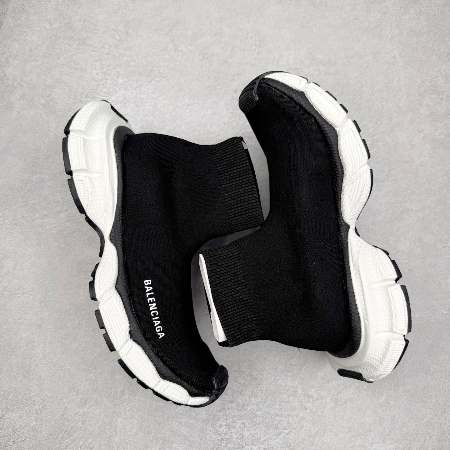 图片[3]-＃福利特价 BALENCIAGA 3XL 巴黎世家袜子鞋复古休闲运动鞋 推出探索时尚界对于原创与挪用的概念、以全新系列致敬传承与经典 以标志性Balenciaga廓形和抽象大底 碰撞出诙谐又和谐的新创意 配套套现全码福利开炸 长期补货价格一步到位 市场中端王者 欢迎对比 实力大厂成熟流水线出品 品控完美 免检产品 新配色陆续开发 全套原纸板楦头开发 完美版型 鞋头边缘和后帮徽标 鞋面和后跟凸印尺码 鞋舌 3XL 橡胶品牌标识和反光细节 鞋帮拉袢和鞋舌拉祥 配反光细节 备用鞋带在鞋履前侧 可在穿着前取下 便于不同造型搭配 注意运费超重 偏大一码 尺码：35 36 37 38 39 40 41 42 43 44 45 46-选品中心