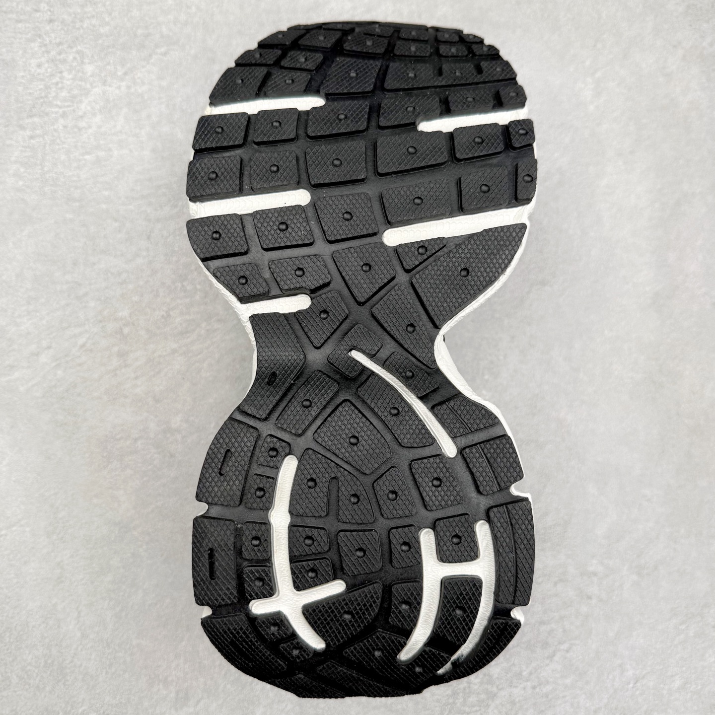 图片[9]-＃福利特价 BALENCIAGA 3XL 巴黎世家袜子鞋复古休闲运动鞋 推出探索时尚界对于原创与挪用的概念、以全新系列致敬传承与经典 以标志性Balenciaga廓形和抽象大底 碰撞出诙谐又和谐的新创意 配套套现全码福利开炸 长期补货价格一步到位 市场中端王者 欢迎对比 实力大厂成熟流水线出品 品控完美 免检产品 新配色陆续开发 全套原纸板楦头开发 完美版型 鞋头边缘和后帮徽标 鞋面和后跟凸印尺码 鞋舌 3XL 橡胶品牌标识和反光细节 鞋帮拉袢和鞋舌拉祥 配反光细节 备用鞋带在鞋履前侧 可在穿着前取下 便于不同造型搭配 注意运费超重 偏大一码 尺码：35 36 37 38 39 40 41 42 43 44 45 46-选品中心