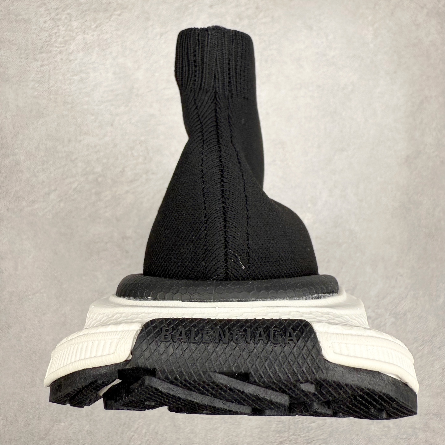 图片[8]-＃福利特价 BALENCIAGA 3XL 巴黎世家袜子鞋复古休闲运动鞋 推出探索时尚界对于原创与挪用的概念、以全新系列致敬传承与经典 以标志性Balenciaga廓形和抽象大底 碰撞出诙谐又和谐的新创意 配套套现全码福利开炸 长期补货价格一步到位 市场中端王者 欢迎对比 实力大厂成熟流水线出品 品控完美 免检产品 新配色陆续开发 全套原纸板楦头开发 完美版型 鞋头边缘和后帮徽标 鞋面和后跟凸印尺码 鞋舌 3XL 橡胶品牌标识和反光细节 鞋帮拉袢和鞋舌拉祥 配反光细节 备用鞋带在鞋履前侧 可在穿着前取下 便于不同造型搭配 注意运费超重 偏大一码 尺码：35 36 37 38 39 40 41 42 43 44 45 46-选品中心