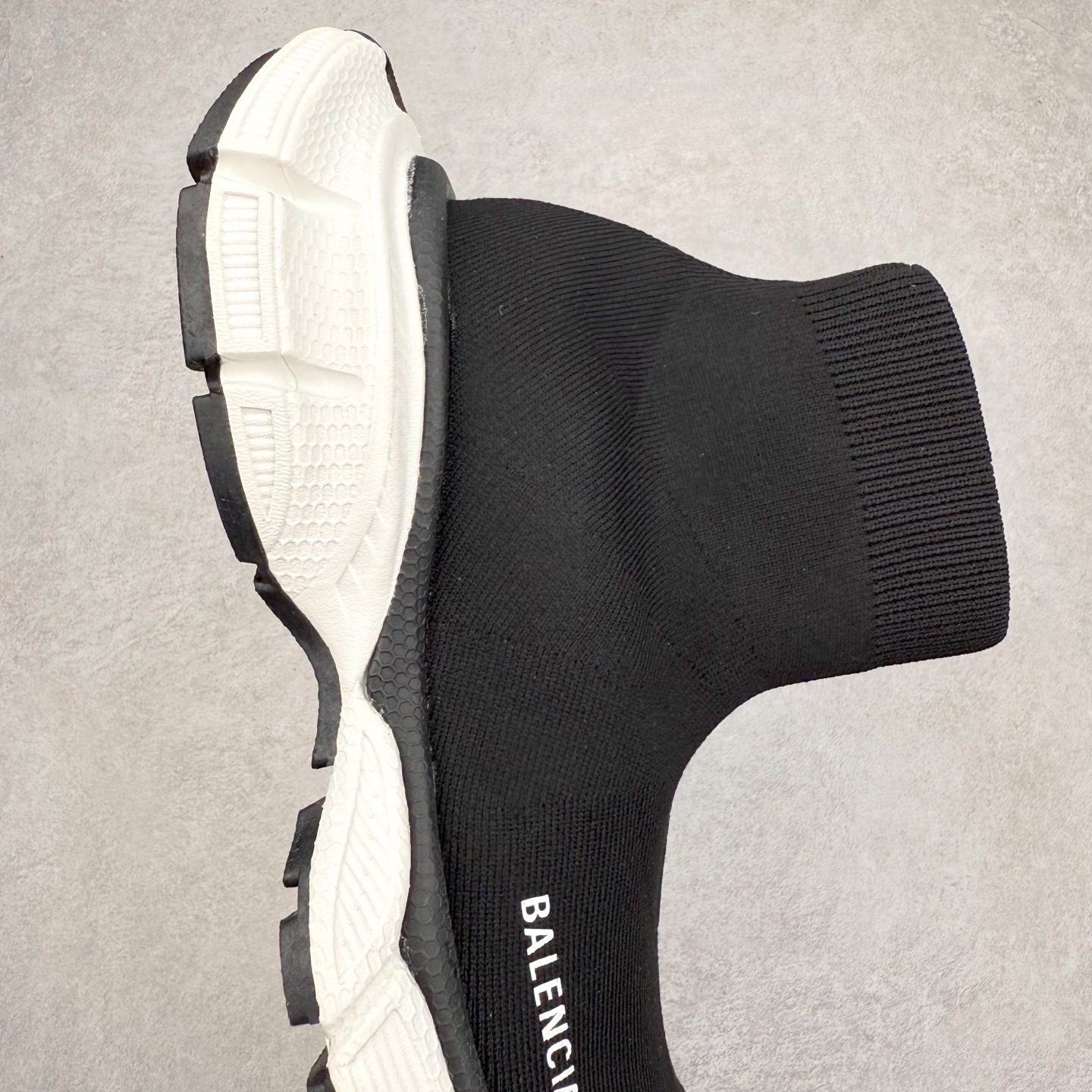 图片[6]-＃福利特价 BALENCIAGA 3XL 巴黎世家袜子鞋复古休闲运动鞋 推出探索时尚界对于原创与挪用的概念、以全新系列致敬传承与经典 以标志性Balenciaga廓形和抽象大底 碰撞出诙谐又和谐的新创意 配套套现全码福利开炸 长期补货价格一步到位 市场中端王者 欢迎对比 实力大厂成熟流水线出品 品控完美 免检产品 新配色陆续开发 全套原纸板楦头开发 完美版型 鞋头边缘和后帮徽标 鞋面和后跟凸印尺码 鞋舌 3XL 橡胶品牌标识和反光细节 鞋帮拉袢和鞋舌拉祥 配反光细节 备用鞋带在鞋履前侧 可在穿着前取下 便于不同造型搭配 注意运费超重 偏大一码 尺码：35 36 37 38 39 40 41 42 43 44 45 46-选品中心