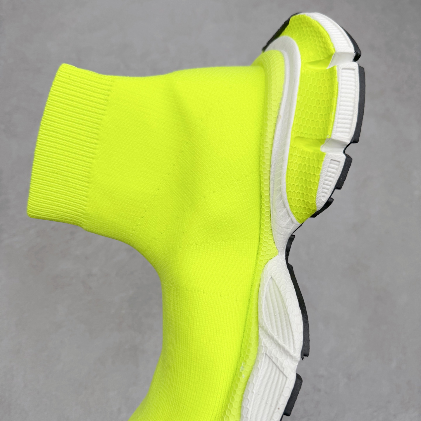 图片[7]-＃福利特价 BALENCIAGA 3XL 巴黎世家袜子鞋复古休闲运动鞋 推出探索时尚界对于原创与挪用的概念、以全新系列致敬传承与经典 以标志性Balenciaga廓形和抽象大底 碰撞出诙谐又和谐的新创意 配套套现全码福利开炸 长期补货价格一步到位 市场中端王者 欢迎对比 实力大厂成熟流水线出品 品控完美 免检产品 新配色陆续开发 全套原纸板楦头开发 完美版型 鞋头边缘和后帮徽标 鞋面和后跟凸印尺码 鞋舌 3XL 橡胶品牌标识和反光细节 鞋帮拉袢和鞋舌拉祥 配反光细节 备用鞋带在鞋履前侧 可在穿着前取下 便于不同造型搭配 注意运费超重 偏大一码 尺码：35 36 37 38 39 40 41 42 43 44 45 46-选品中心