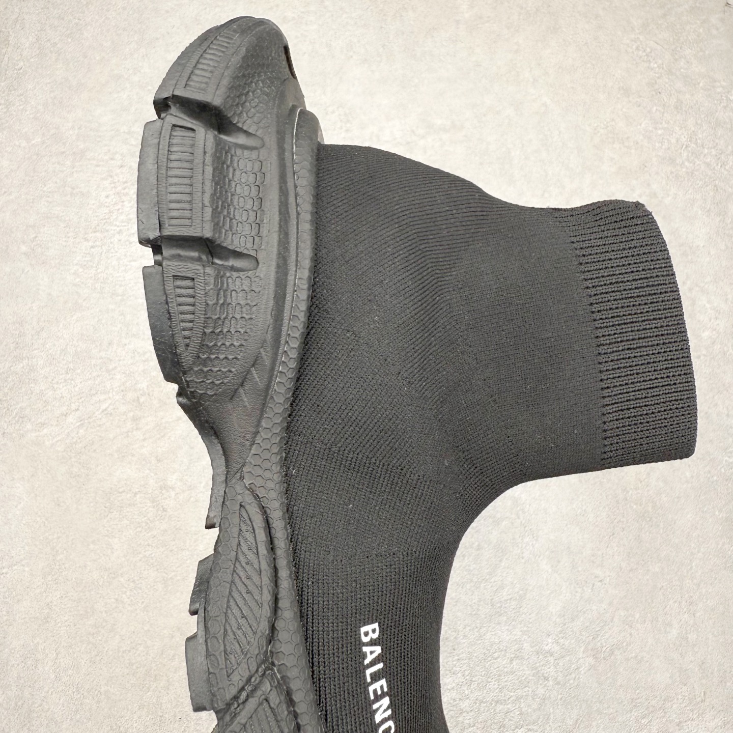 图片[6]-＃福利特价 BALENCIAGA 3XL 巴黎世家袜子鞋复古休闲运动鞋 推出探索时尚界对于原创与挪用的概念、以全新系列致敬传承与经典 以标志性Balenciaga廓形和抽象大底 碰撞出诙谐又和谐的新创意 配套套现全码福利开炸 长期补货价格一步到位 市场中端王者 欢迎对比 实力大厂成熟流水线出品 品控完美 免检产品 新配色陆续开发 全套原纸板楦头开发 完美版型 鞋头边缘和后帮徽标 鞋面和后跟凸印尺码 鞋舌 3XL 橡胶品牌标识和反光细节 鞋帮拉袢和鞋舌拉祥 配反光细节 备用鞋带在鞋履前侧 可在穿着前取下 便于不同造型搭配 注意运费超重 偏大一码 尺码：35 36 37 38 39 40 41 42 43 44 45 46-选品中心