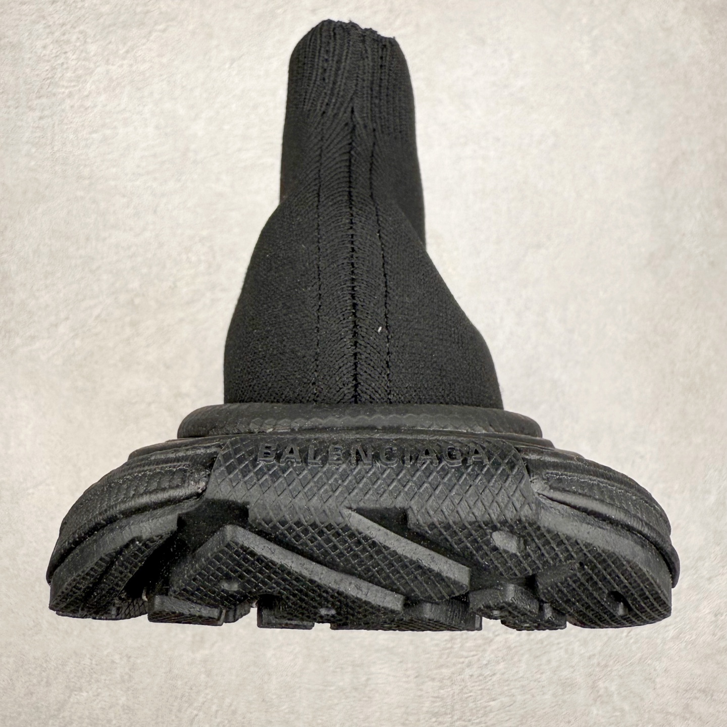 图片[8]-＃福利特价 BALENCIAGA 3XL 巴黎世家袜子鞋复古休闲运动鞋 推出探索时尚界对于原创与挪用的概念、以全新系列致敬传承与经典 以标志性Balenciaga廓形和抽象大底 碰撞出诙谐又和谐的新创意 配套套现全码福利开炸 长期补货价格一步到位 市场中端王者 欢迎对比 实力大厂成熟流水线出品 品控完美 免检产品 新配色陆续开发 全套原纸板楦头开发 完美版型 鞋头边缘和后帮徽标 鞋面和后跟凸印尺码 鞋舌 3XL 橡胶品牌标识和反光细节 鞋帮拉袢和鞋舌拉祥 配反光细节 备用鞋带在鞋履前侧 可在穿着前取下 便于不同造型搭配 注意运费超重 偏大一码 尺码：35 36 37 38 39 40 41 42 43 44 45 46-选品中心