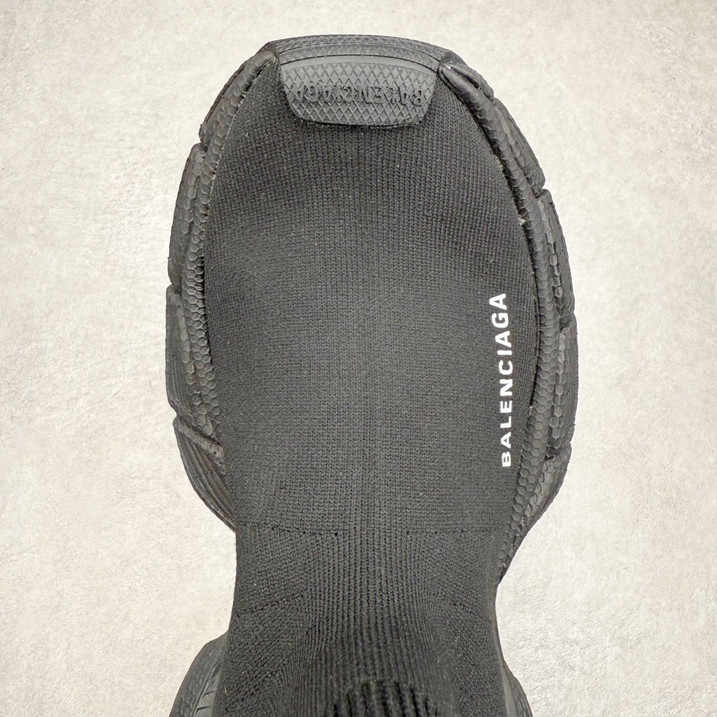 图片[4]-＃福利特价 BALENCIAGA 3XL 巴黎世家袜子鞋复古休闲运动鞋 推出探索时尚界对于原创与挪用的概念、以全新系列致敬传承与经典 以标志性Balenciaga廓形和抽象大底 碰撞出诙谐又和谐的新创意 配套套现全码福利开炸 长期补货价格一步到位 市场中端王者 欢迎对比 实力大厂成熟流水线出品 品控完美 免检产品 新配色陆续开发 全套原纸板楦头开发 完美版型 鞋头边缘和后帮徽标 鞋面和后跟凸印尺码 鞋舌 3XL 橡胶品牌标识和反光细节 鞋帮拉袢和鞋舌拉祥 配反光细节 备用鞋带在鞋履前侧 可在穿着前取下 便于不同造型搭配 注意运费超重 偏大一码 尺码：35 36 37 38 39 40 41 42 43 44 45 46-选品中心