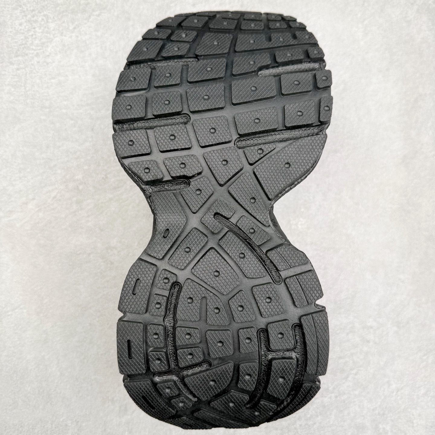 图片[9]-＃福利特价 BALENCIAGA 3XL 巴黎世家袜子鞋复古休闲运动鞋 推出探索时尚界对于原创与挪用的概念、以全新系列致敬传承与经典 以标志性Balenciaga廓形和抽象大底 碰撞出诙谐又和谐的新创意 配套套现全码福利开炸 长期补货价格一步到位 市场中端王者 欢迎对比 实力大厂成熟流水线出品 品控完美 免检产品 新配色陆续开发 全套原纸板楦头开发 完美版型 鞋头边缘和后帮徽标 鞋面和后跟凸印尺码 鞋舌 3XL 橡胶品牌标识和反光细节 鞋帮拉袢和鞋舌拉祥 配反光细节 备用鞋带在鞋履前侧 可在穿着前取下 便于不同造型搭配 注意运费超重 偏大一码 尺码：35 36 37 38 39 40 41 42 43 44 45 46-选品中心