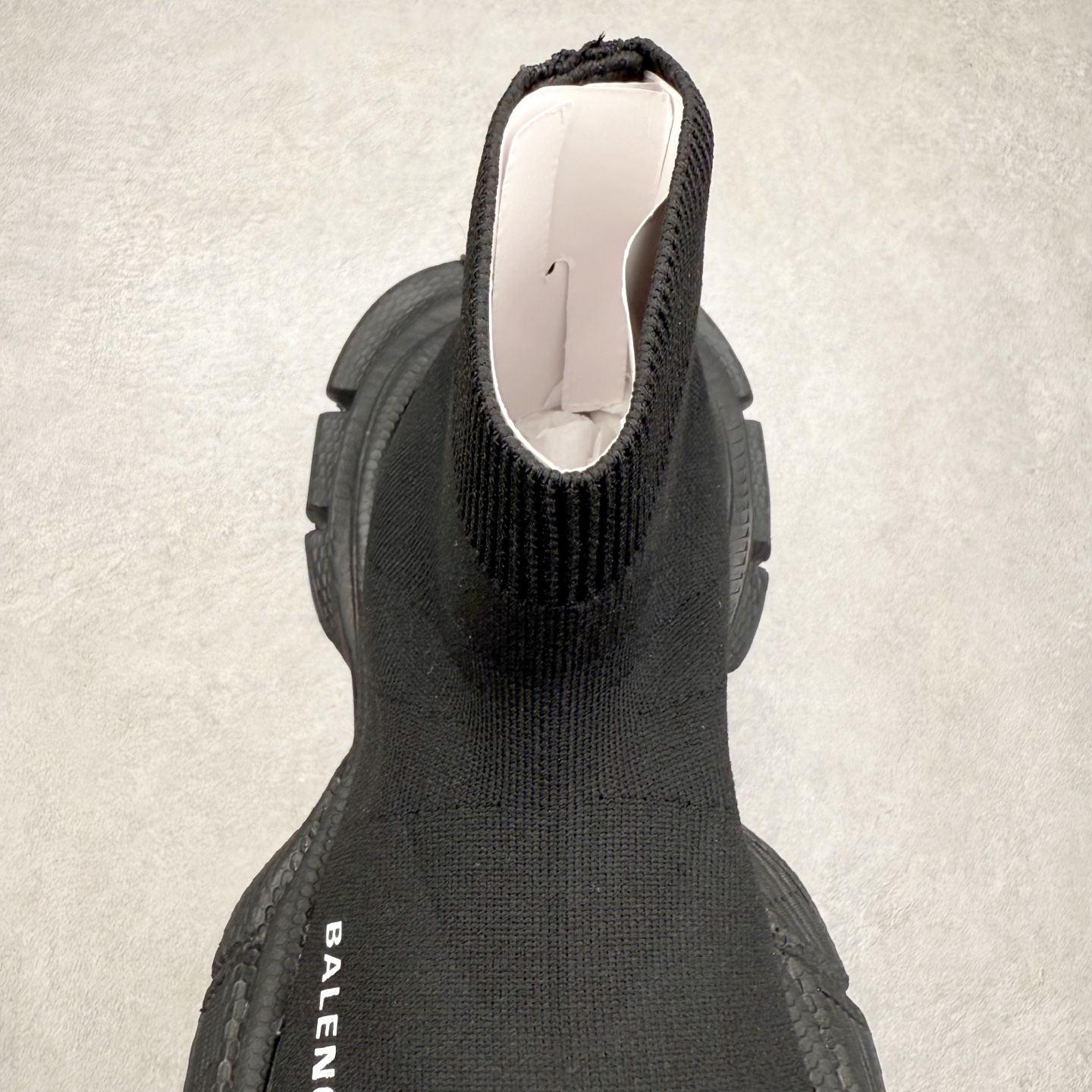 图片[5]-＃福利特价 BALENCIAGA 3XL 巴黎世家袜子鞋复古休闲运动鞋 推出探索时尚界对于原创与挪用的概念、以全新系列致敬传承与经典 以标志性Balenciaga廓形和抽象大底 碰撞出诙谐又和谐的新创意 配套套现全码福利开炸 长期补货价格一步到位 市场中端王者 欢迎对比 实力大厂成熟流水线出品 品控完美 免检产品 新配色陆续开发 全套原纸板楦头开发 完美版型 鞋头边缘和后帮徽标 鞋面和后跟凸印尺码 鞋舌 3XL 橡胶品牌标识和反光细节 鞋帮拉袢和鞋舌拉祥 配反光细节 备用鞋带在鞋履前侧 可在穿着前取下 便于不同造型搭配 注意运费超重 偏大一码 尺码：35 36 37 38 39 40 41 42 43 44 45 46-选品中心