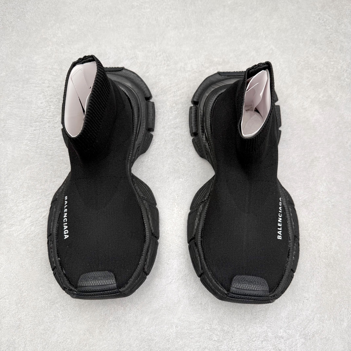 图片[2]-＃福利特价 BALENCIAGA 3XL 巴黎世家袜子鞋复古休闲运动鞋 推出探索时尚界对于原创与挪用的概念、以全新系列致敬传承与经典 以标志性Balenciaga廓形和抽象大底 碰撞出诙谐又和谐的新创意 配套套现全码福利开炸 长期补货价格一步到位 市场中端王者 欢迎对比 实力大厂成熟流水线出品 品控完美 免检产品 新配色陆续开发 全套原纸板楦头开发 完美版型 鞋头边缘和后帮徽标 鞋面和后跟凸印尺码 鞋舌 3XL 橡胶品牌标识和反光细节 鞋帮拉袢和鞋舌拉祥 配反光细节 备用鞋带在鞋履前侧 可在穿着前取下 便于不同造型搭配 注意运费超重 偏大一码 尺码：35 36 37 38 39 40 41 42 43 44 45 46-选品中心