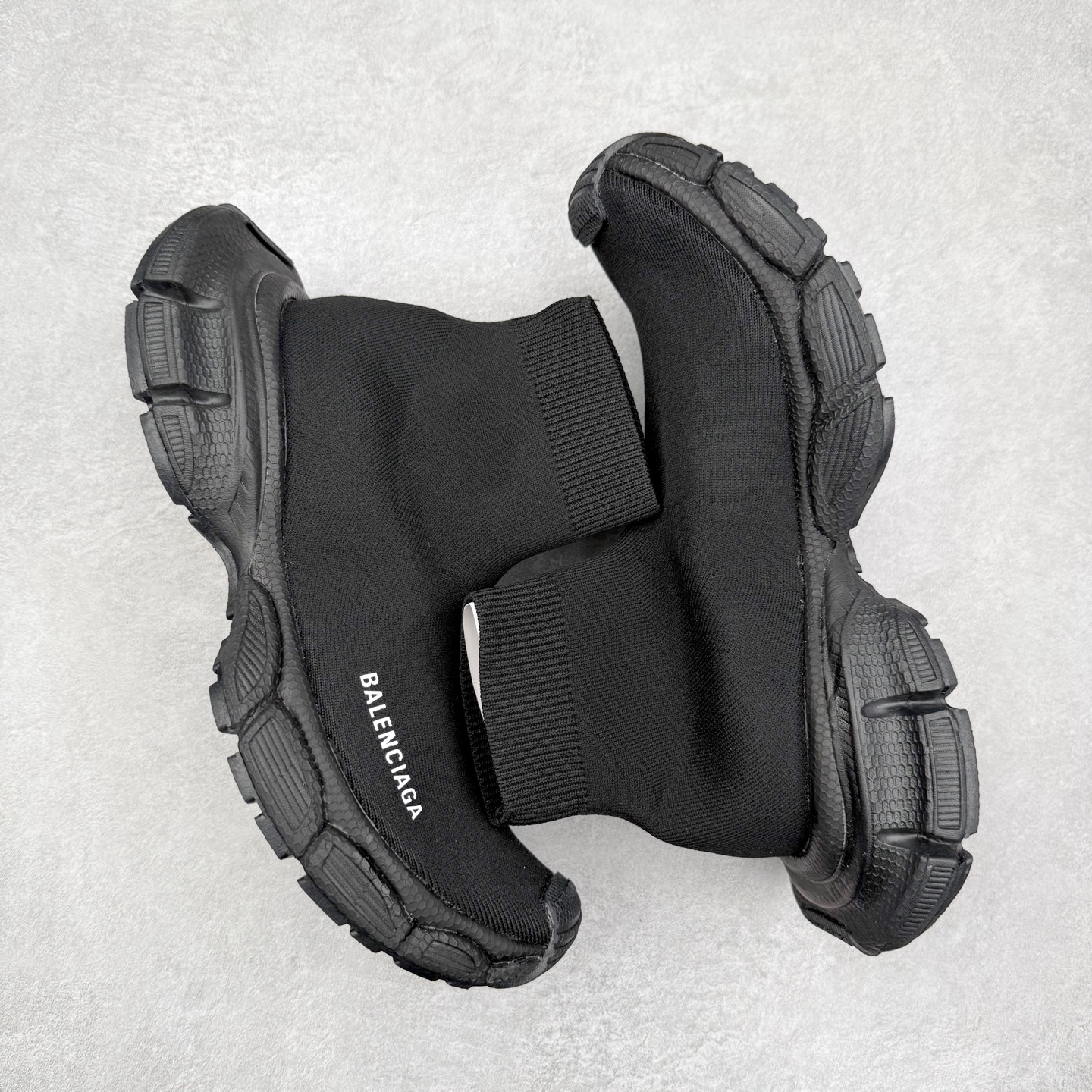 图片[3]-＃福利特价 BALENCIAGA 3XL 巴黎世家袜子鞋复古休闲运动鞋 推出探索时尚界对于原创与挪用的概念、以全新系列致敬传承与经典 以标志性Balenciaga廓形和抽象大底 碰撞出诙谐又和谐的新创意 配套套现全码福利开炸 长期补货价格一步到位 市场中端王者 欢迎对比 实力大厂成熟流水线出品 品控完美 免检产品 新配色陆续开发 全套原纸板楦头开发 完美版型 鞋头边缘和后帮徽标 鞋面和后跟凸印尺码 鞋舌 3XL 橡胶品牌标识和反光细节 鞋帮拉袢和鞋舌拉祥 配反光细节 备用鞋带在鞋履前侧 可在穿着前取下 便于不同造型搭配 注意运费超重 偏大一码 尺码：35 36 37 38 39 40 41 42 43 44 45 46-选品中心