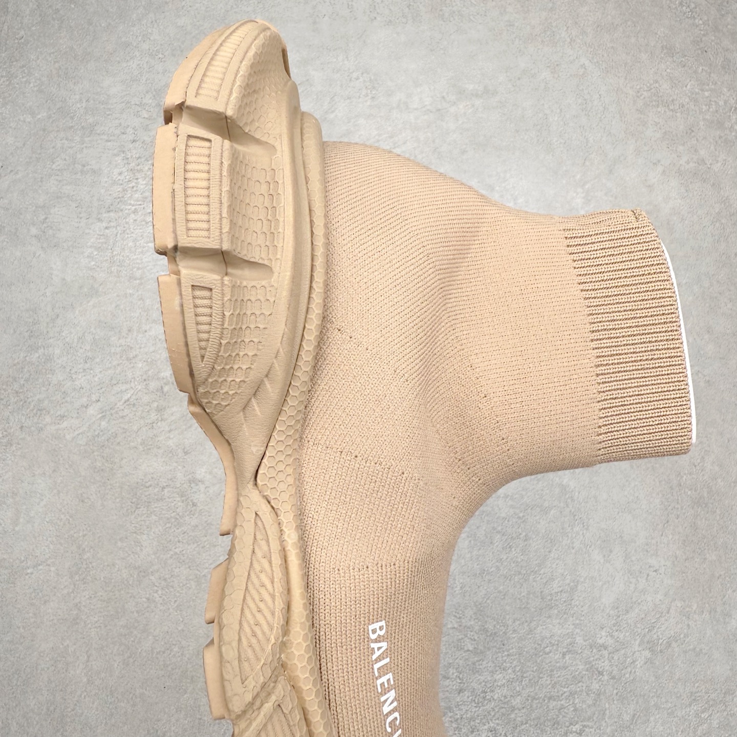 图片[6]-＃福利特价 BALENCIAGA 3XL 巴黎世家袜子鞋复古休闲运动鞋 推出探索时尚界对于原创与挪用的概念、以全新系列致敬传承与经典 以标志性Balenciaga廓形和抽象大底 碰撞出诙谐又和谐的新创意 配套套现全码福利开炸 长期补货价格一步到位 市场中端王者 欢迎对比 实力大厂成熟流水线出品 品控完美 免检产品 新配色陆续开发 全套原纸板楦头开发 完美版型 鞋头边缘和后帮徽标 鞋面和后跟凸印尺码 鞋舌 3XL 橡胶品牌标识和反光细节 鞋帮拉袢和鞋舌拉祥 配反光细节 备用鞋带在鞋履前侧 可在穿着前取下 便于不同造型搭配 注意运费超重 偏大一码 尺码：35 36 37 38 39 40 41 42 43 44 45 46-选品中心