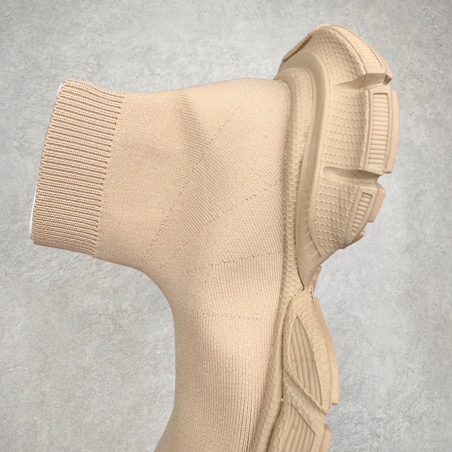 图片[7]-＃福利特价 BALENCIAGA 3XL 巴黎世家袜子鞋复古休闲运动鞋 推出探索时尚界对于原创与挪用的概念、以全新系列致敬传承与经典 以标志性Balenciaga廓形和抽象大底 碰撞出诙谐又和谐的新创意 配套套现全码福利开炸 长期补货价格一步到位 市场中端王者 欢迎对比 实力大厂成熟流水线出品 品控完美 免检产品 新配色陆续开发 全套原纸板楦头开发 完美版型 鞋头边缘和后帮徽标 鞋面和后跟凸印尺码 鞋舌 3XL 橡胶品牌标识和反光细节 鞋帮拉袢和鞋舌拉祥 配反光细节 备用鞋带在鞋履前侧 可在穿着前取下 便于不同造型搭配 注意运费超重 偏大一码 尺码：35 36 37 38 39 40 41 42 43 44 45 46-选品中心