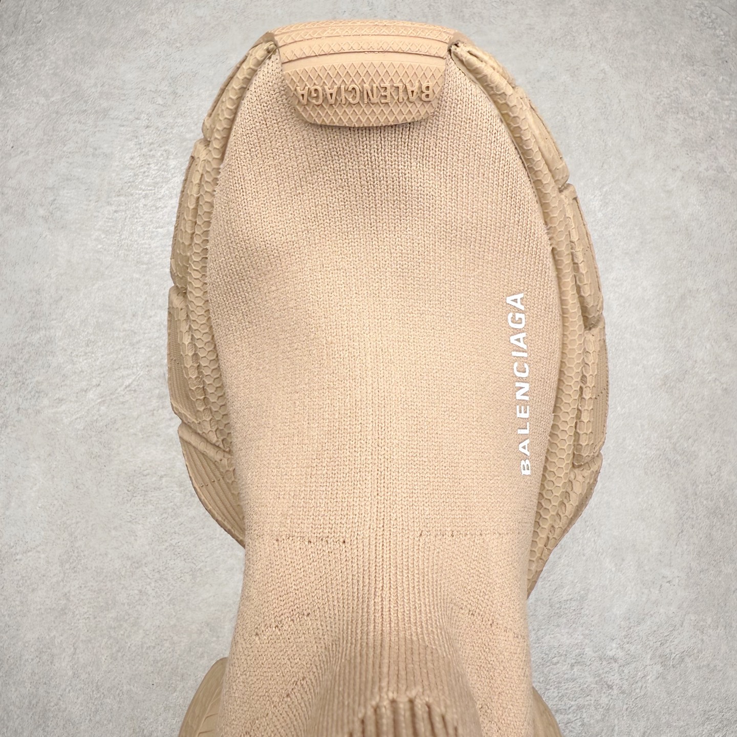 图片[4]-＃福利特价 BALENCIAGA 3XL 巴黎世家袜子鞋复古休闲运动鞋 推出探索时尚界对于原创与挪用的概念、以全新系列致敬传承与经典 以标志性Balenciaga廓形和抽象大底 碰撞出诙谐又和谐的新创意 配套套现全码福利开炸 长期补货价格一步到位 市场中端王者 欢迎对比 实力大厂成熟流水线出品 品控完美 免检产品 新配色陆续开发 全套原纸板楦头开发 完美版型 鞋头边缘和后帮徽标 鞋面和后跟凸印尺码 鞋舌 3XL 橡胶品牌标识和反光细节 鞋帮拉袢和鞋舌拉祥 配反光细节 备用鞋带在鞋履前侧 可在穿着前取下 便于不同造型搭配 注意运费超重 偏大一码 尺码：35 36 37 38 39 40 41 42 43 44 45 46-选品中心