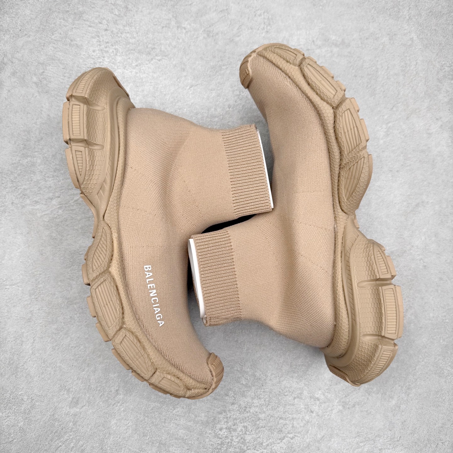 图片[3]-＃福利特价 BALENCIAGA 3XL 巴黎世家袜子鞋复古休闲运动鞋 推出探索时尚界对于原创与挪用的概念、以全新系列致敬传承与经典 以标志性Balenciaga廓形和抽象大底 碰撞出诙谐又和谐的新创意 配套套现全码福利开炸 长期补货价格一步到位 市场中端王者 欢迎对比 实力大厂成熟流水线出品 品控完美 免检产品 新配色陆续开发 全套原纸板楦头开发 完美版型 鞋头边缘和后帮徽标 鞋面和后跟凸印尺码 鞋舌 3XL 橡胶品牌标识和反光细节 鞋帮拉袢和鞋舌拉祥 配反光细节 备用鞋带在鞋履前侧 可在穿着前取下 便于不同造型搭配 注意运费超重 偏大一码 尺码：35 36 37 38 39 40 41 42 43 44 45 46-选品中心