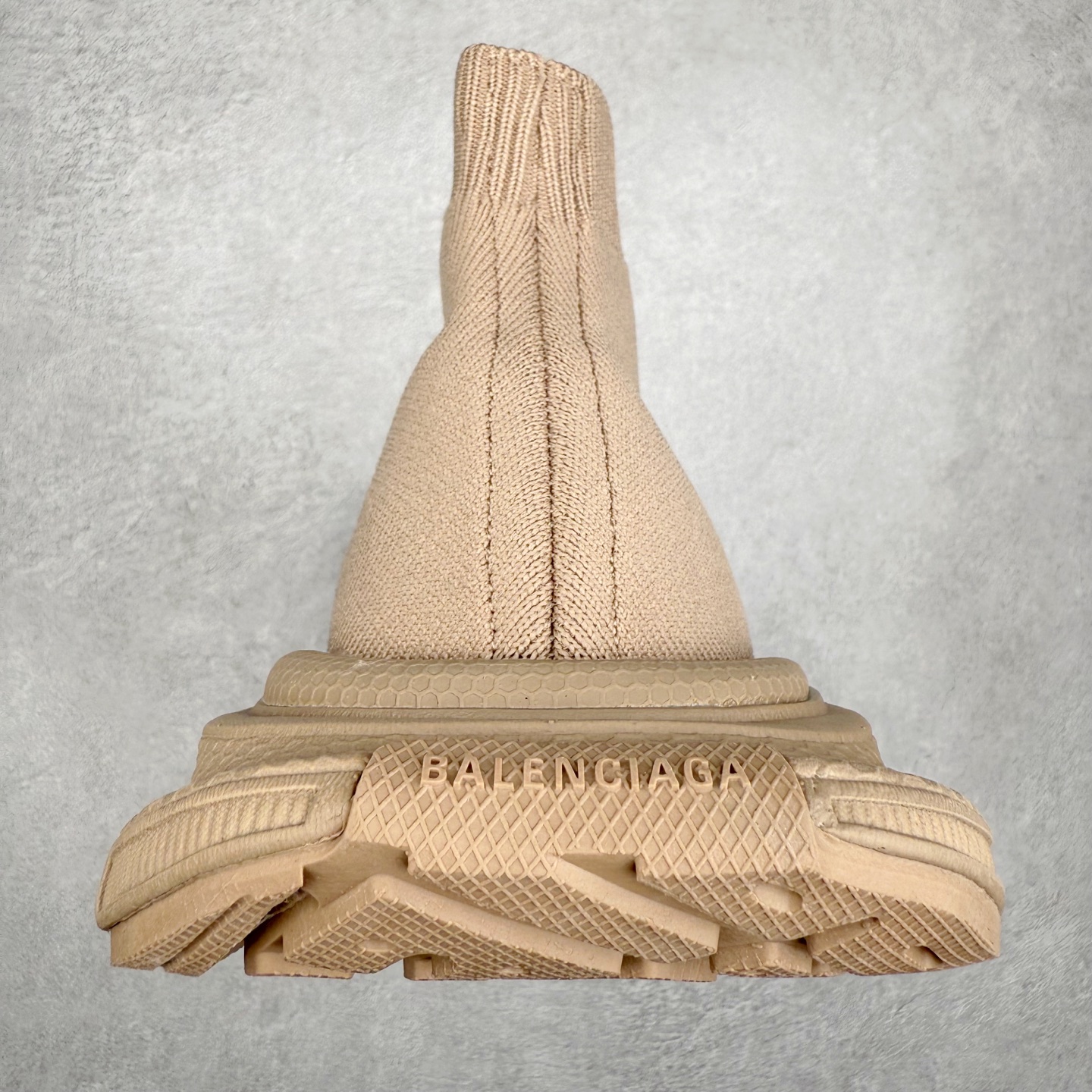 图片[8]-＃福利特价 BALENCIAGA 3XL 巴黎世家袜子鞋复古休闲运动鞋 推出探索时尚界对于原创与挪用的概念、以全新系列致敬传承与经典 以标志性Balenciaga廓形和抽象大底 碰撞出诙谐又和谐的新创意 配套套现全码福利开炸 长期补货价格一步到位 市场中端王者 欢迎对比 实力大厂成熟流水线出品 品控完美 免检产品 新配色陆续开发 全套原纸板楦头开发 完美版型 鞋头边缘和后帮徽标 鞋面和后跟凸印尺码 鞋舌 3XL 橡胶品牌标识和反光细节 鞋帮拉袢和鞋舌拉祥 配反光细节 备用鞋带在鞋履前侧 可在穿着前取下 便于不同造型搭配 注意运费超重 偏大一码 尺码：35 36 37 38 39 40 41 42 43 44 45 46-选品中心