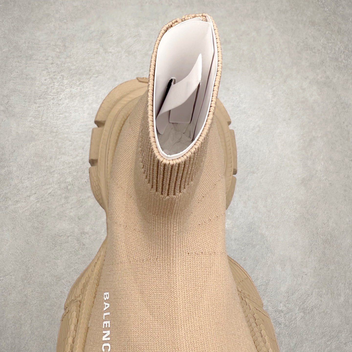 图片[5]-＃福利特价 BALENCIAGA 3XL 巴黎世家袜子鞋复古休闲运动鞋 推出探索时尚界对于原创与挪用的概念、以全新系列致敬传承与经典 以标志性Balenciaga廓形和抽象大底 碰撞出诙谐又和谐的新创意 配套套现全码福利开炸 长期补货价格一步到位 市场中端王者 欢迎对比 实力大厂成熟流水线出品 品控完美 免检产品 新配色陆续开发 全套原纸板楦头开发 完美版型 鞋头边缘和后帮徽标 鞋面和后跟凸印尺码 鞋舌 3XL 橡胶品牌标识和反光细节 鞋帮拉袢和鞋舌拉祥 配反光细节 备用鞋带在鞋履前侧 可在穿着前取下 便于不同造型搭配 注意运费超重 偏大一码 尺码：35 36 37 38 39 40 41 42 43 44 45 46-选品中心