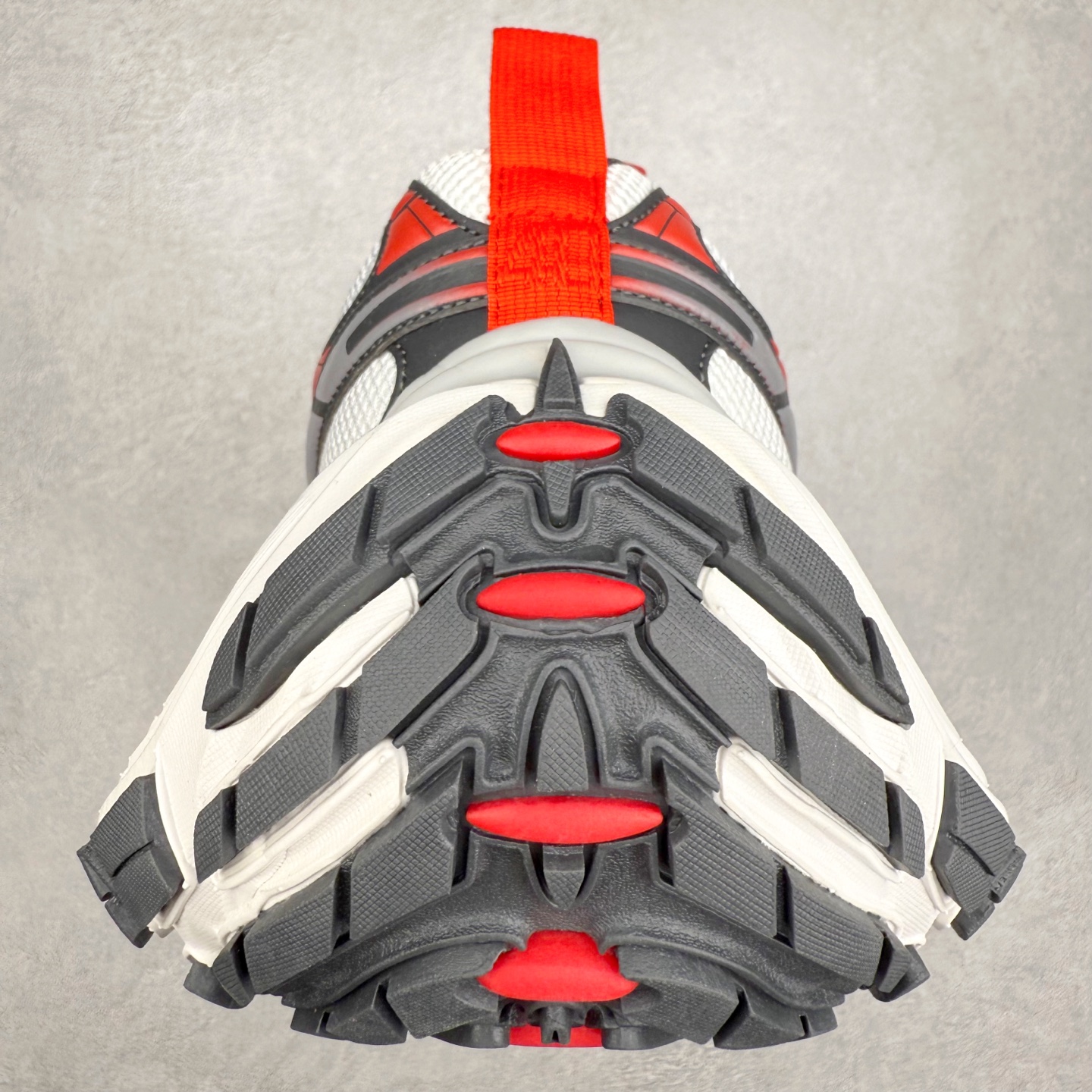 图片[8]-＃福利特价 BALENCIAGA 10XL Sneakers 巴黎世家网布系带低帮走秀复古老爹鞋 展现品牌对于新潮事物的热情 这款鞋子拥有巨大尺寸和醒目设计 符合当下”老爹鞋”的趋势 鞋子采用银灰配色 营造出低调而不失华丽的效果 10XL的尺码使它成为市场中最显眼的存在 适合追求个性化的人群 Balenciaga始终站在时尚前沿 此次发布的产品再次体现了他们的创新能力 尺码：35 36 37 38 39 40 41 42 43 44 45 46-选品中心