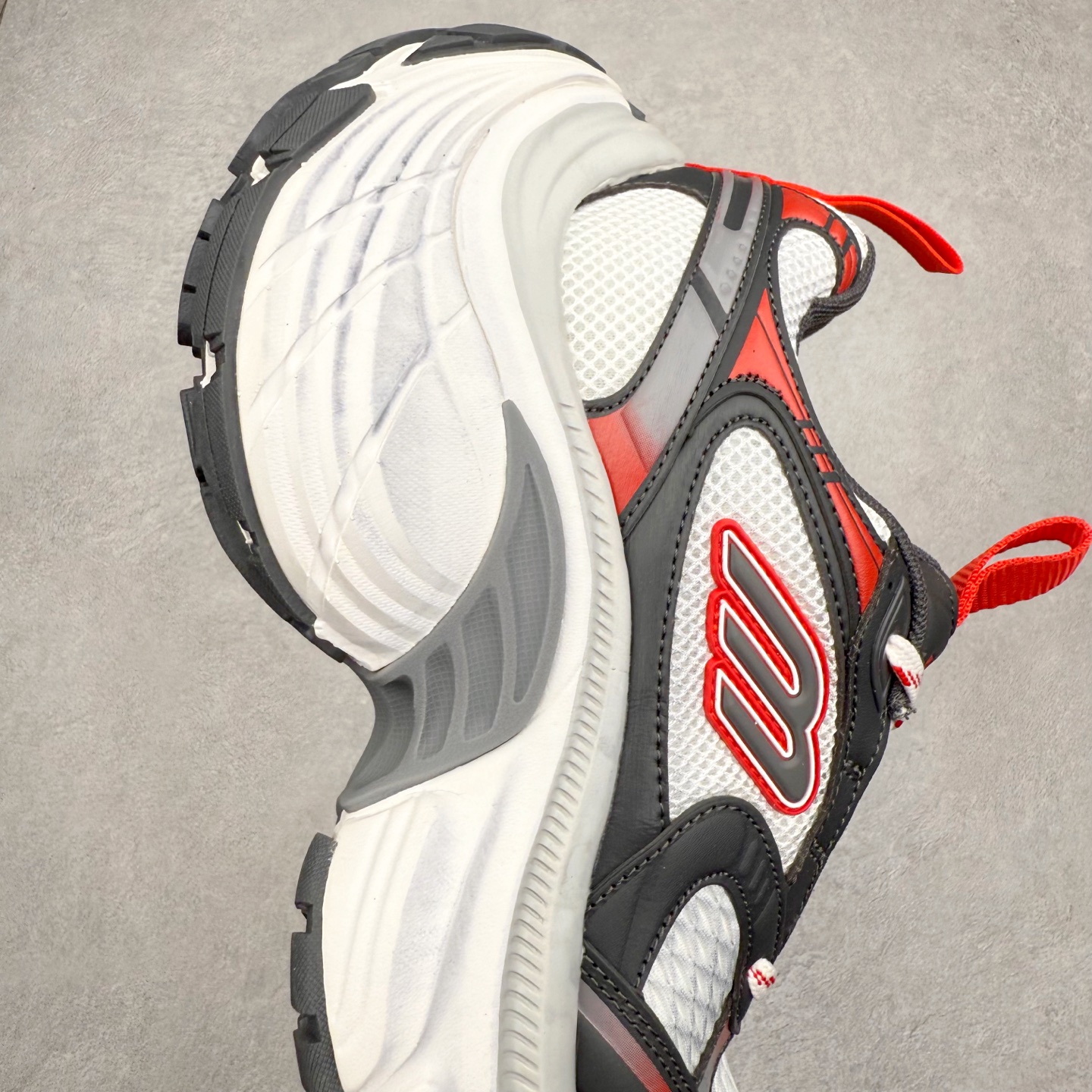 图片[6]-＃福利特价 BALENCIAGA 10XL Sneakers 巴黎世家网布系带低帮走秀复古老爹鞋 展现品牌对于新潮事物的热情 这款鞋子拥有巨大尺寸和醒目设计 符合当下”老爹鞋”的趋势 鞋子采用银灰配色 营造出低调而不失华丽的效果 10XL的尺码使它成为市场中最显眼的存在 适合追求个性化的人群 Balenciaga始终站在时尚前沿 此次发布的产品再次体现了他们的创新能力 尺码：35 36 37 38 39 40 41 42 43 44 45 46-选品中心