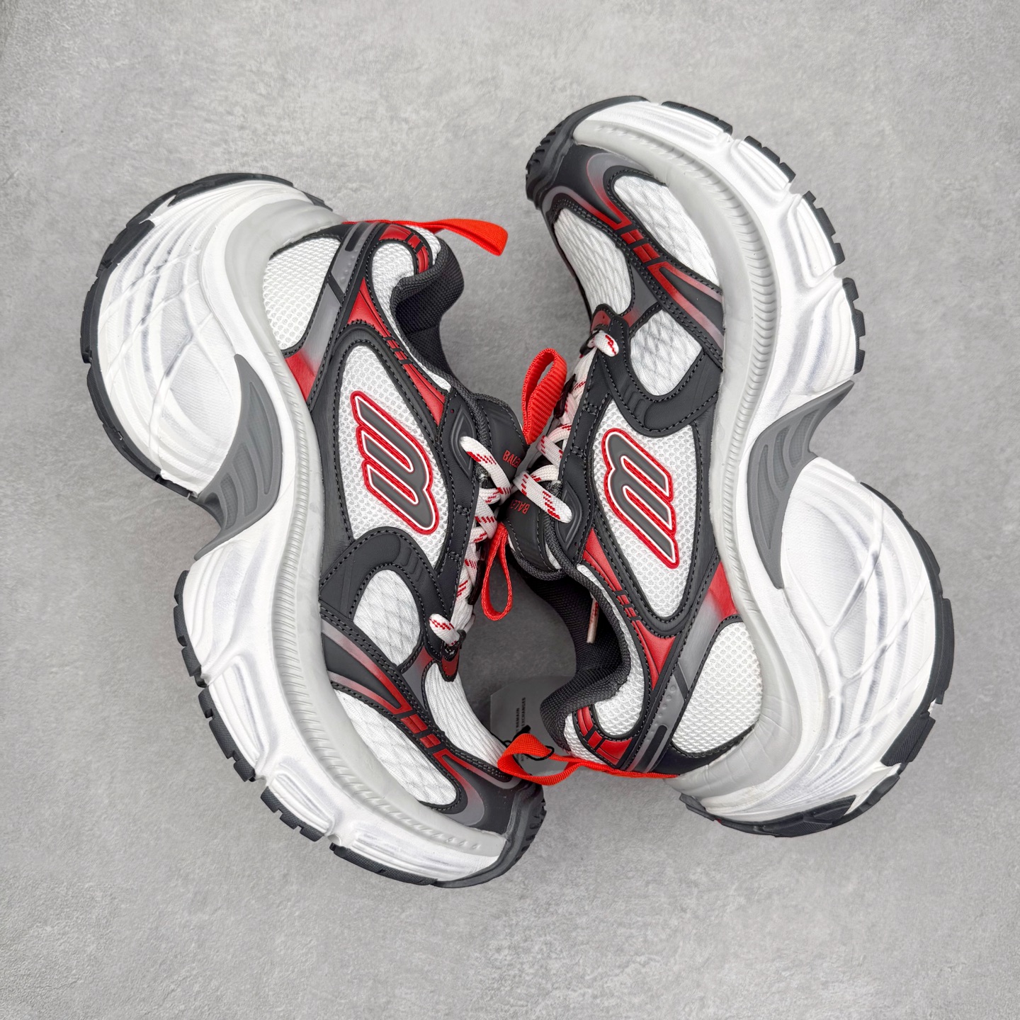 图片[3]-＃福利特价 BALENCIAGA 10XL Sneakers 巴黎世家网布系带低帮走秀复古老爹鞋 展现品牌对于新潮事物的热情 这款鞋子拥有巨大尺寸和醒目设计 符合当下”老爹鞋”的趋势 鞋子采用银灰配色 营造出低调而不失华丽的效果 10XL的尺码使它成为市场中最显眼的存在 适合追求个性化的人群 Balenciaga始终站在时尚前沿 此次发布的产品再次体现了他们的创新能力 尺码：35 36 37 38 39 40 41 42 43 44 45 46-选品中心