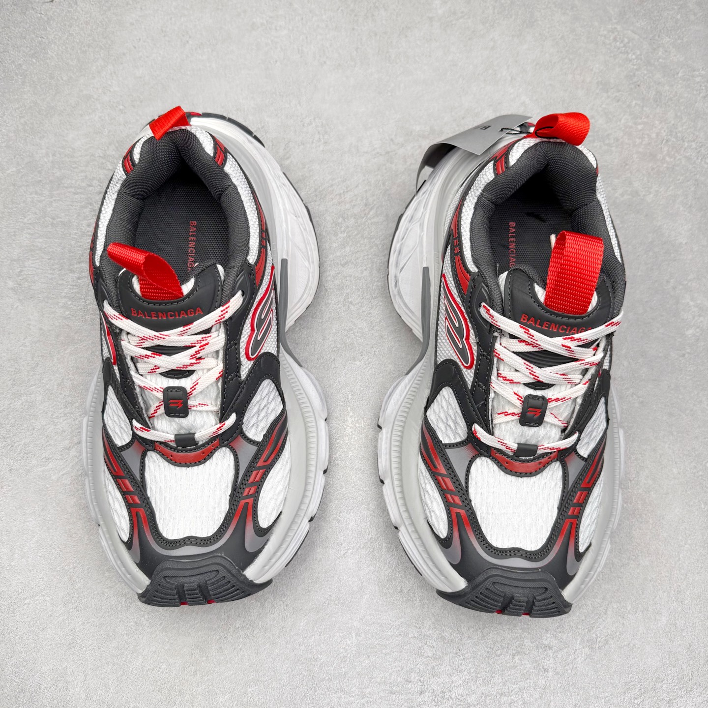 图片[2]-＃福利特价 BALENCIAGA 10XL Sneakers 巴黎世家网布系带低帮走秀复古老爹鞋 展现品牌对于新潮事物的热情 这款鞋子拥有巨大尺寸和醒目设计 符合当下”老爹鞋”的趋势 鞋子采用银灰配色 营造出低调而不失华丽的效果 10XL的尺码使它成为市场中最显眼的存在 适合追求个性化的人群 Balenciaga始终站在时尚前沿 此次发布的产品再次体现了他们的创新能力 尺码：35 36 37 38 39 40 41 42 43 44 45 46-选品中心