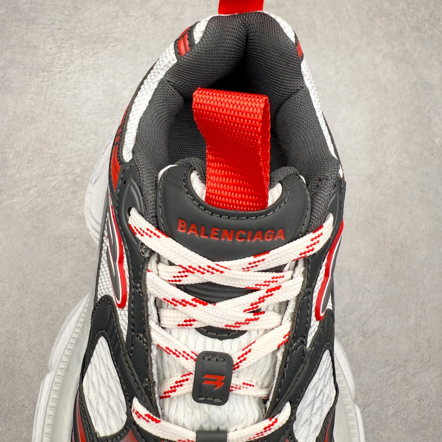 图片[5]-＃福利特价 BALENCIAGA 10XL Sneakers 巴黎世家网布系带低帮走秀复古老爹鞋 展现品牌对于新潮事物的热情 这款鞋子拥有巨大尺寸和醒目设计 符合当下”老爹鞋”的趋势 鞋子采用银灰配色 营造出低调而不失华丽的效果 10XL的尺码使它成为市场中最显眼的存在 适合追求个性化的人群 Balenciaga始终站在时尚前沿 此次发布的产品再次体现了他们的创新能力 尺码：35 36 37 38 39 40 41 42 43 44 45 46-选品中心