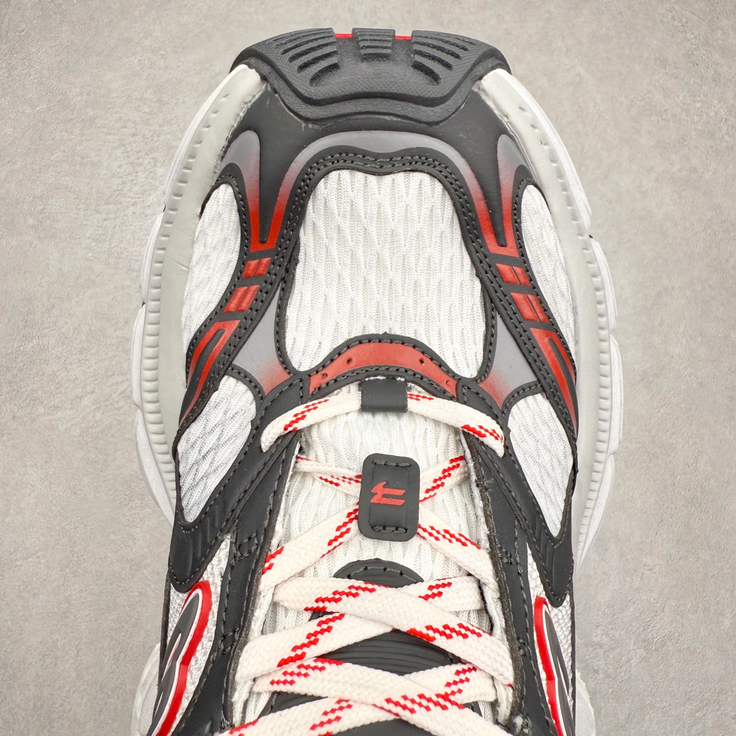 图片[4]-＃福利特价 BALENCIAGA 10XL Sneakers 巴黎世家网布系带低帮走秀复古老爹鞋 展现品牌对于新潮事物的热情 这款鞋子拥有巨大尺寸和醒目设计 符合当下”老爹鞋”的趋势 鞋子采用银灰配色 营造出低调而不失华丽的效果 10XL的尺码使它成为市场中最显眼的存在 适合追求个性化的人群 Balenciaga始终站在时尚前沿 此次发布的产品再次体现了他们的创新能力 尺码：35 36 37 38 39 40 41 42 43 44 45 46-选品中心