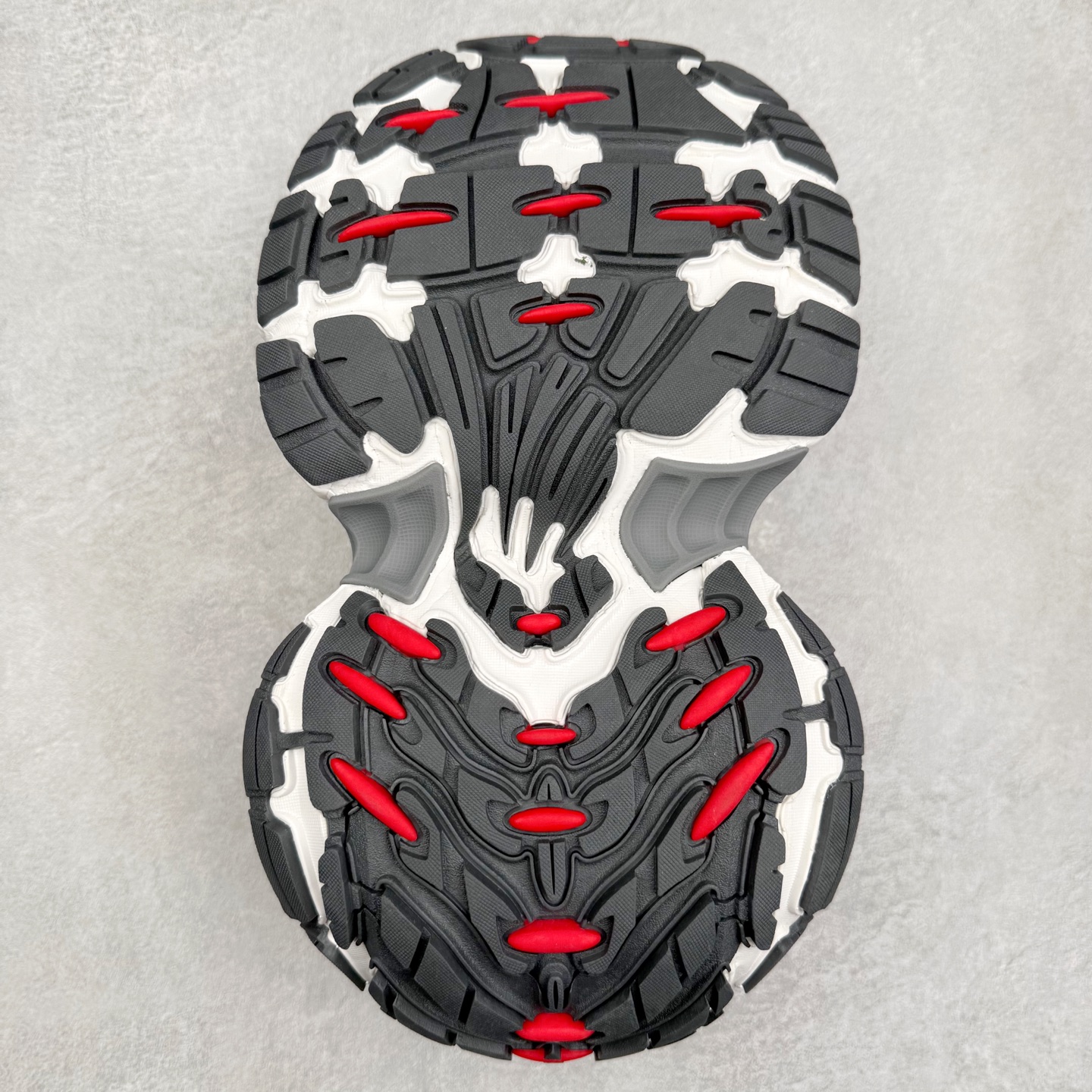 图片[9]-＃福利特价 BALENCIAGA 10XL Sneakers 巴黎世家网布系带低帮走秀复古老爹鞋 展现品牌对于新潮事物的热情 这款鞋子拥有巨大尺寸和醒目设计 符合当下”老爹鞋”的趋势 鞋子采用银灰配色 营造出低调而不失华丽的效果 10XL的尺码使它成为市场中最显眼的存在 适合追求个性化的人群 Balenciaga始终站在时尚前沿 此次发布的产品再次体现了他们的创新能力 尺码：35 36 37 38 39 40 41 42 43 44 45 46-选品中心