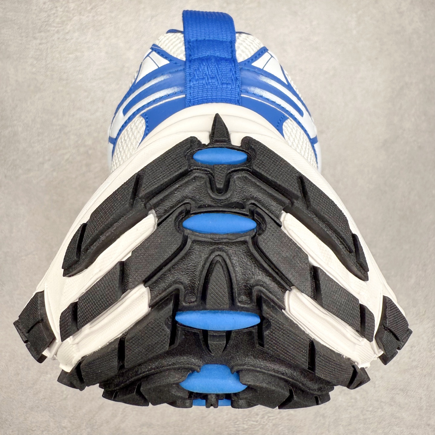 图片[8]-＃福利特价 BALENCIAGA 10XL Sneakers 巴黎世家网布系带低帮走秀复古老爹鞋 展现品牌对于新潮事物的热情 这款鞋子拥有巨大尺寸和醒目设计 符合当下”老爹鞋”的趋势 鞋子采用银灰配色 营造出低调而不失华丽的效果 10XL的尺码使它成为市场中最显眼的存在 适合追求个性化的人群 Balenciaga始终站在时尚前沿 此次发布的产品再次体现了他们的创新能力 尺码：35 36 37 38 39 40 41 42 43 44 45 46-选品中心