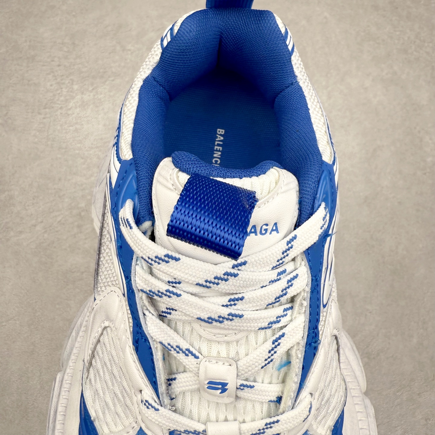 图片[5]-＃福利特价 BALENCIAGA 10XL Sneakers 巴黎世家网布系带低帮走秀复古老爹鞋 展现品牌对于新潮事物的热情 这款鞋子拥有巨大尺寸和醒目设计 符合当下”老爹鞋”的趋势 鞋子采用银灰配色 营造出低调而不失华丽的效果 10XL的尺码使它成为市场中最显眼的存在 适合追求个性化的人群 Balenciaga始终站在时尚前沿 此次发布的产品再次体现了他们的创新能力 尺码：35 36 37 38 39 40 41 42 43 44 45 46-选品中心