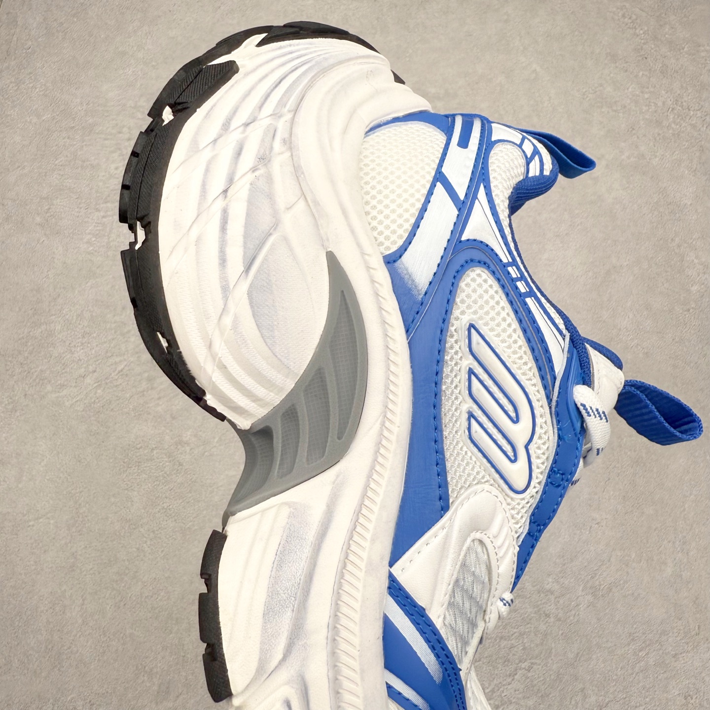 图片[6]-＃福利特价 BALENCIAGA 10XL Sneakers 巴黎世家网布系带低帮走秀复古老爹鞋 展现品牌对于新潮事物的热情 这款鞋子拥有巨大尺寸和醒目设计 符合当下”老爹鞋”的趋势 鞋子采用银灰配色 营造出低调而不失华丽的效果 10XL的尺码使它成为市场中最显眼的存在 适合追求个性化的人群 Balenciaga始终站在时尚前沿 此次发布的产品再次体现了他们的创新能力 尺码：35 36 37 38 39 40 41 42 43 44 45 46-选品中心