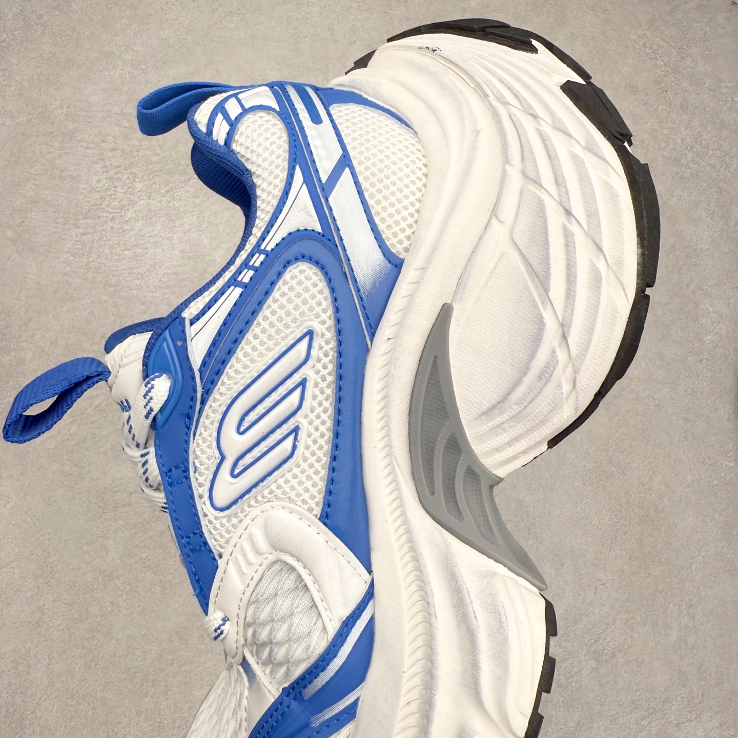 图片[7]-＃福利特价 BALENCIAGA 10XL Sneakers 巴黎世家网布系带低帮走秀复古老爹鞋 展现品牌对于新潮事物的热情 这款鞋子拥有巨大尺寸和醒目设计 符合当下”老爹鞋”的趋势 鞋子采用银灰配色 营造出低调而不失华丽的效果 10XL的尺码使它成为市场中最显眼的存在 适合追求个性化的人群 Balenciaga始终站在时尚前沿 此次发布的产品再次体现了他们的创新能力 尺码：35 36 37 38 39 40 41 42 43 44 45 46-选品中心