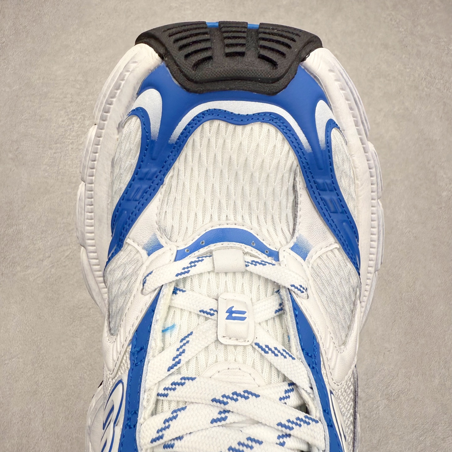 图片[4]-＃福利特价 BALENCIAGA 10XL Sneakers 巴黎世家网布系带低帮走秀复古老爹鞋 展现品牌对于新潮事物的热情 这款鞋子拥有巨大尺寸和醒目设计 符合当下”老爹鞋”的趋势 鞋子采用银灰配色 营造出低调而不失华丽的效果 10XL的尺码使它成为市场中最显眼的存在 适合追求个性化的人群 Balenciaga始终站在时尚前沿 此次发布的产品再次体现了他们的创新能力 尺码：35 36 37 38 39 40 41 42 43 44 45 46-选品中心