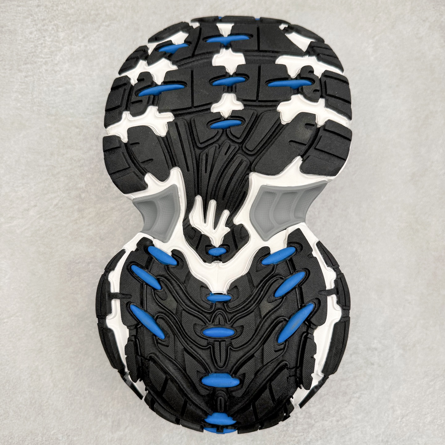 图片[9]-＃福利特价 BALENCIAGA 10XL Sneakers 巴黎世家网布系带低帮走秀复古老爹鞋 展现品牌对于新潮事物的热情 这款鞋子拥有巨大尺寸和醒目设计 符合当下”老爹鞋”的趋势 鞋子采用银灰配色 营造出低调而不失华丽的效果 10XL的尺码使它成为市场中最显眼的存在 适合追求个性化的人群 Balenciaga始终站在时尚前沿 此次发布的产品再次体现了他们的创新能力 尺码：35 36 37 38 39 40 41 42 43 44 45 46-选品中心