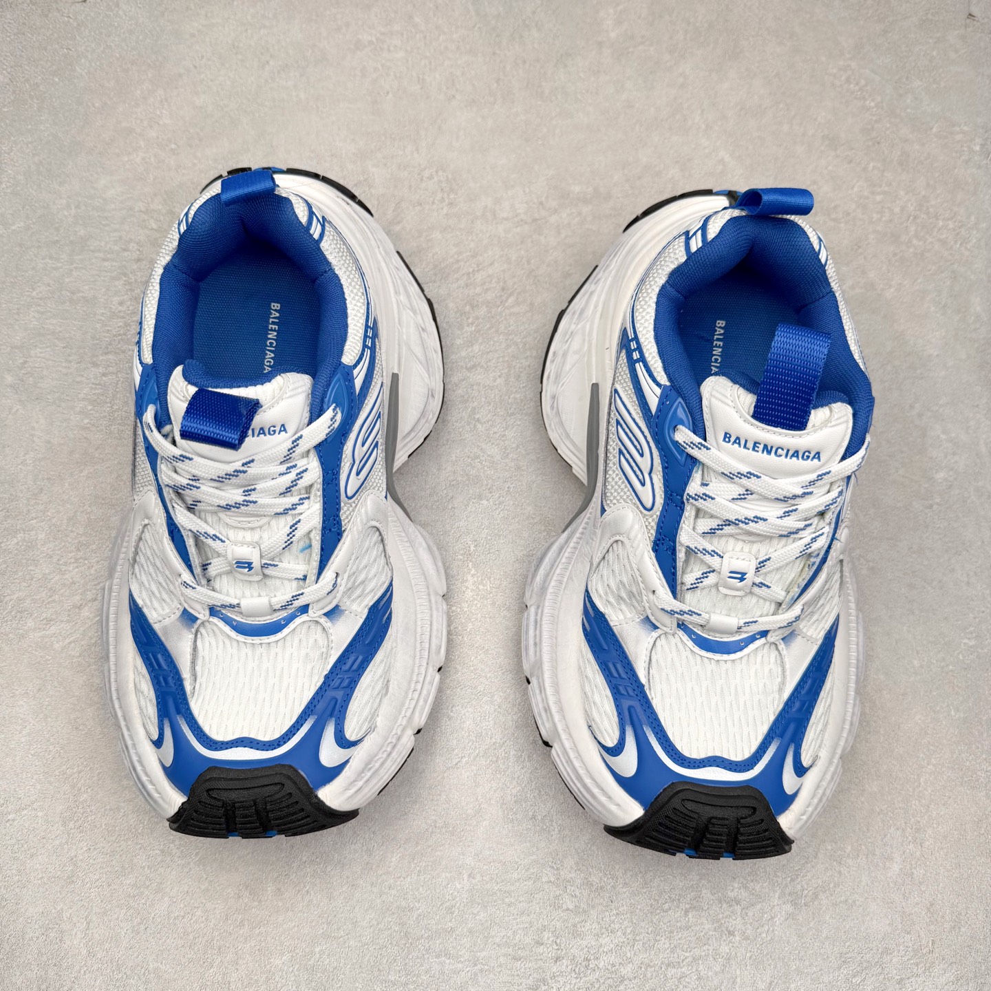 图片[2]-＃福利特价 BALENCIAGA 10XL Sneakers 巴黎世家网布系带低帮走秀复古老爹鞋 展现品牌对于新潮事物的热情 这款鞋子拥有巨大尺寸和醒目设计 符合当下”老爹鞋”的趋势 鞋子采用银灰配色 营造出低调而不失华丽的效果 10XL的尺码使它成为市场中最显眼的存在 适合追求个性化的人群 Balenciaga始终站在时尚前沿 此次发布的产品再次体现了他们的创新能力 尺码：35 36 37 38 39 40 41 42 43 44 45 46-选品中心