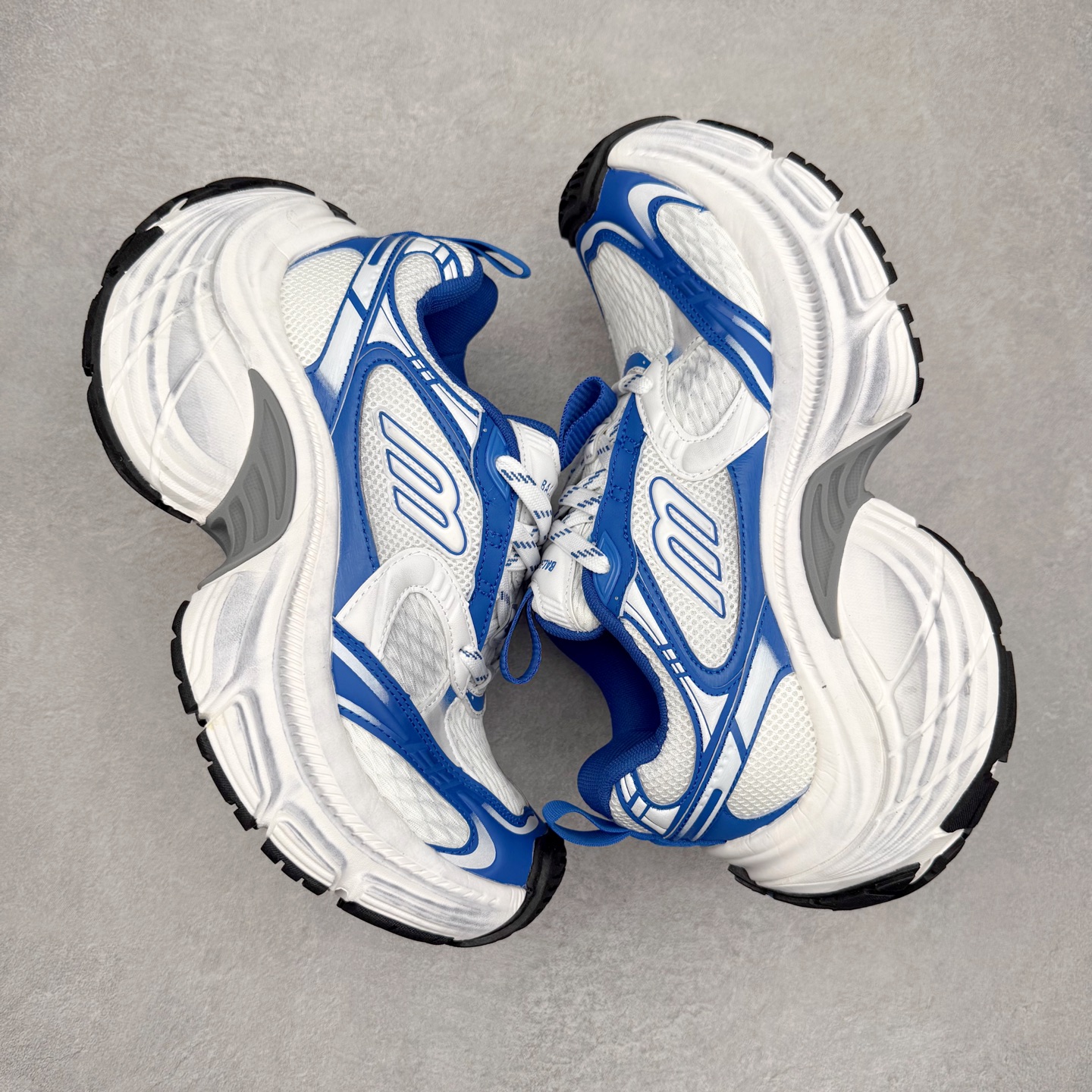 图片[3]-＃福利特价 BALENCIAGA 10XL Sneakers 巴黎世家网布系带低帮走秀复古老爹鞋 展现品牌对于新潮事物的热情 这款鞋子拥有巨大尺寸和醒目设计 符合当下”老爹鞋”的趋势 鞋子采用银灰配色 营造出低调而不失华丽的效果 10XL的尺码使它成为市场中最显眼的存在 适合追求个性化的人群 Balenciaga始终站在时尚前沿 此次发布的产品再次体现了他们的创新能力 尺码：35 36 37 38 39 40 41 42 43 44 45 46-选品中心